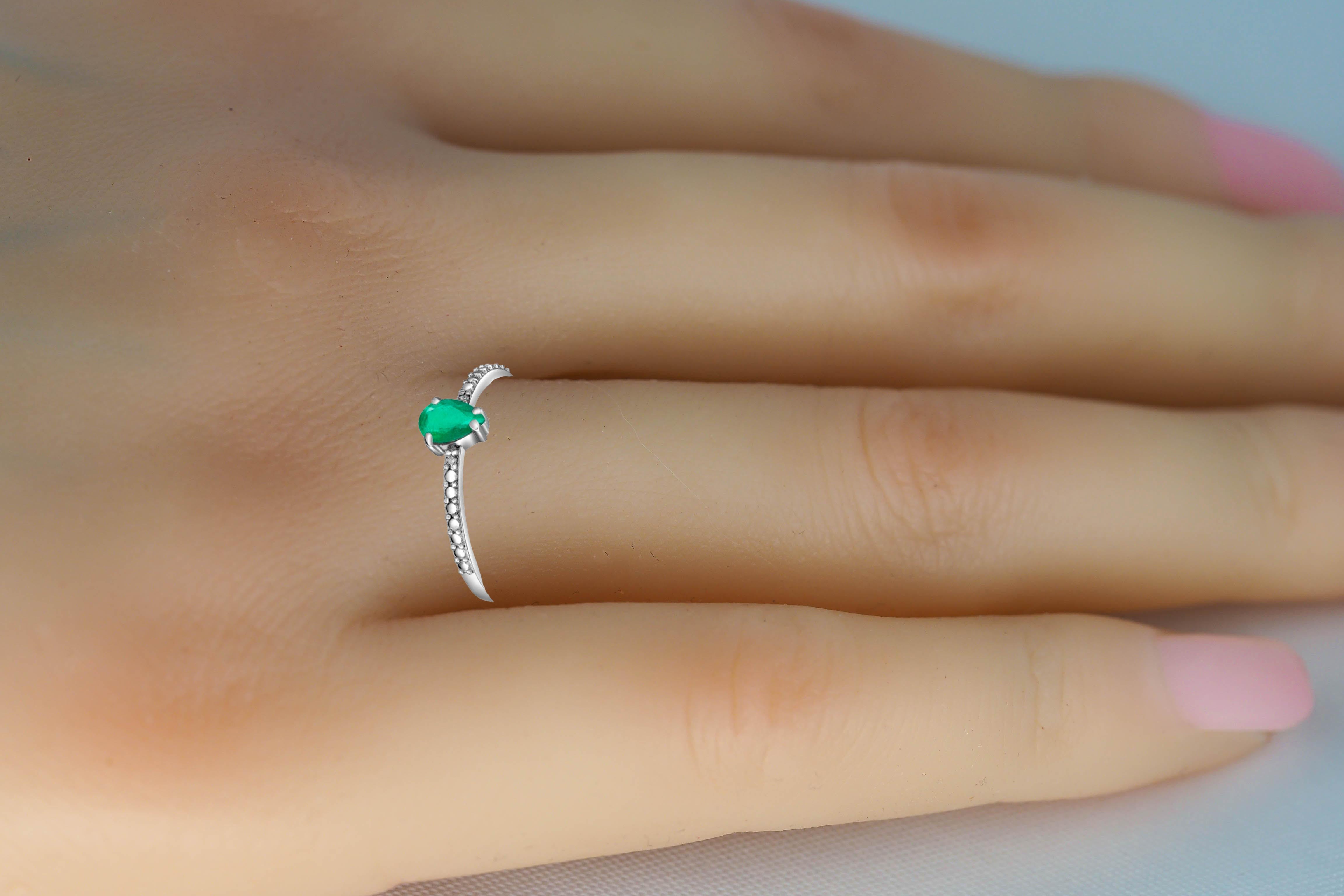 Bague en or 14k émeraude poire. Pour femmes en vente