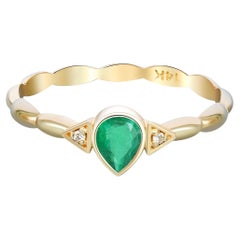 Anello in oro 14k con smeraldo a pera.