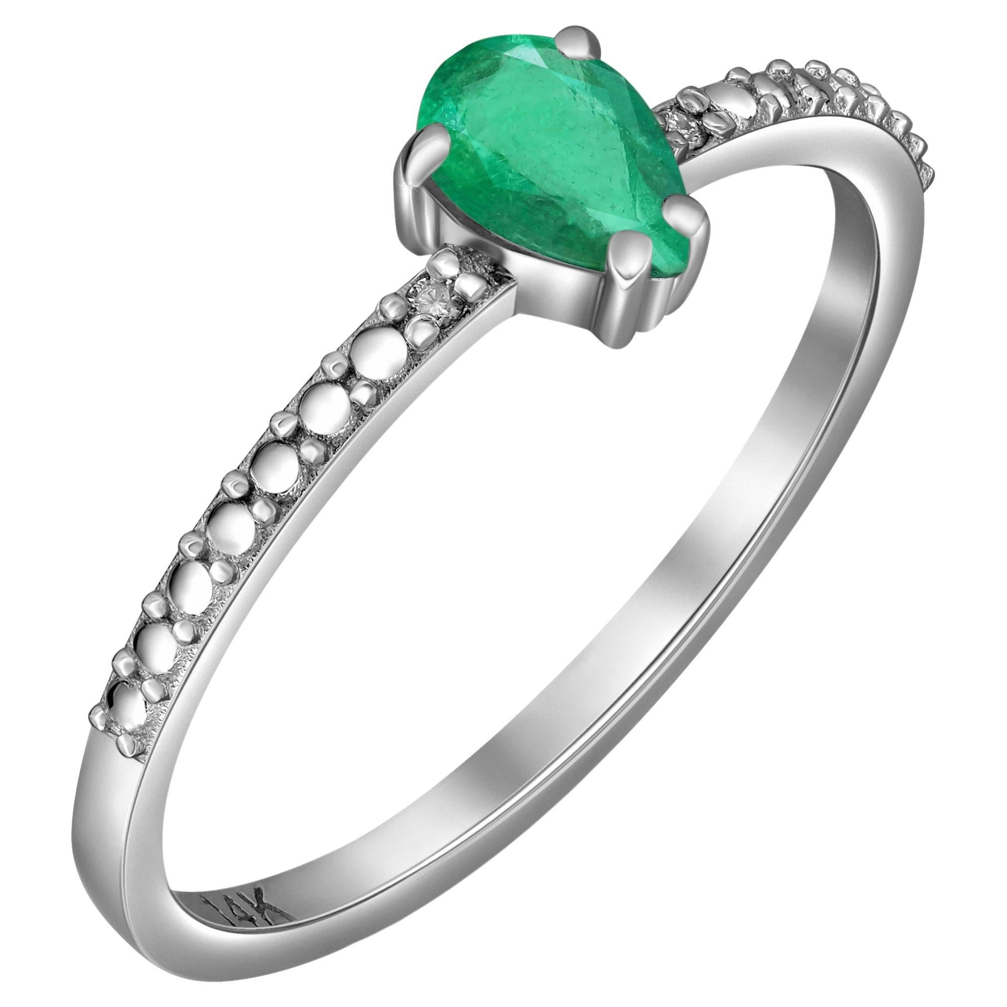 Pear emerald 14k gold ring.