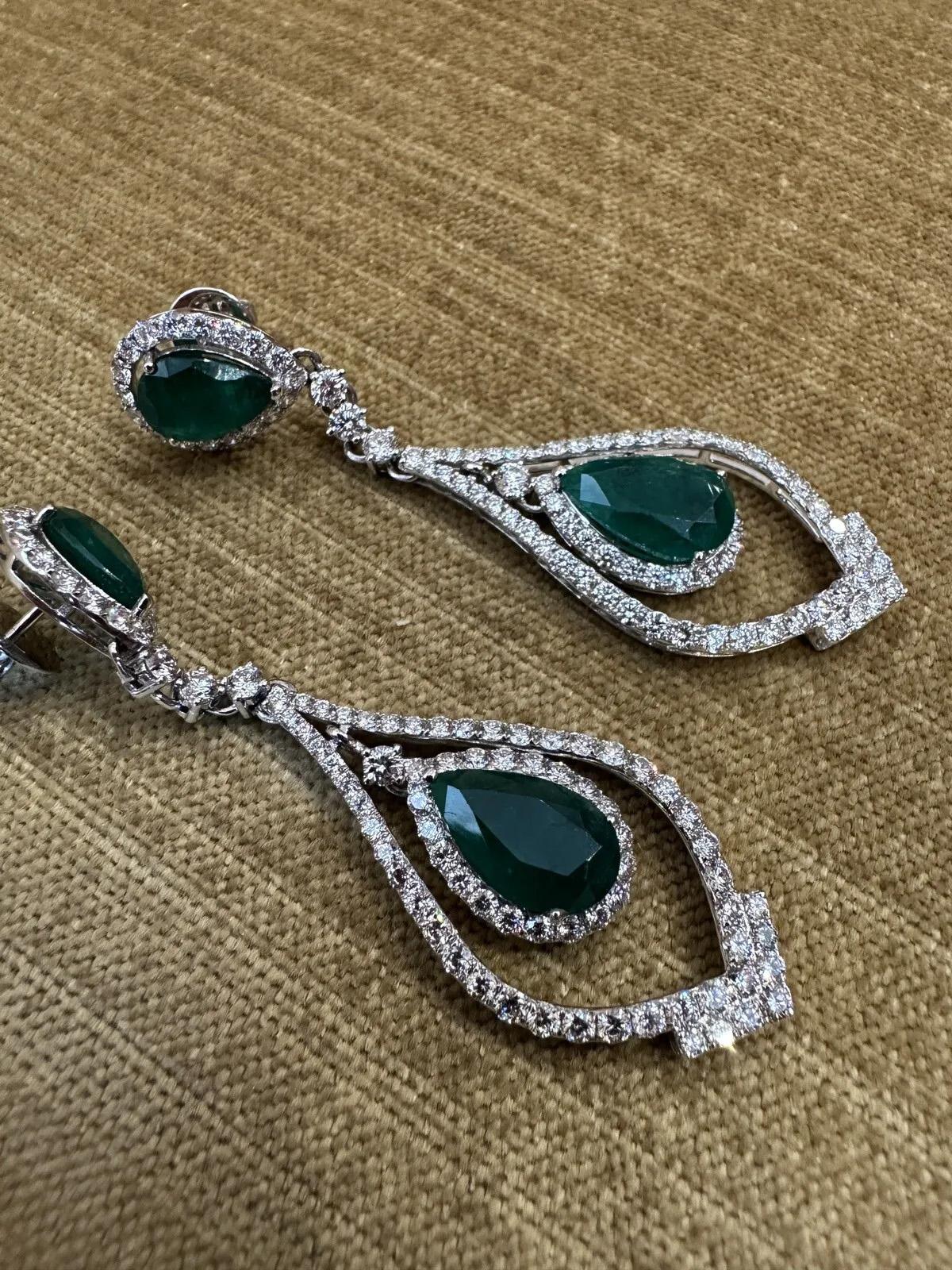 Pear Emerald and Diamond Drop Earrings in 18k White Gold In Excellent Condition For Sale In La Jolla, CA