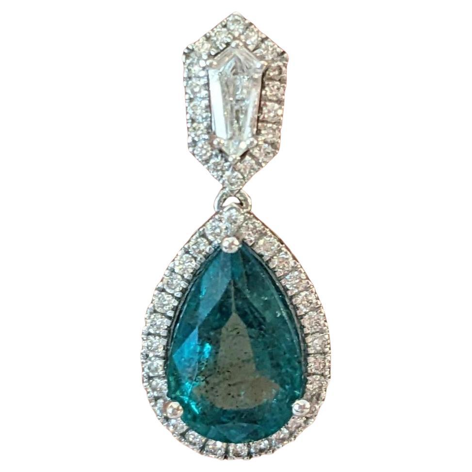 Orecchini a goccia con smeraldo e diamante in oro bianco 18 carati in vendita