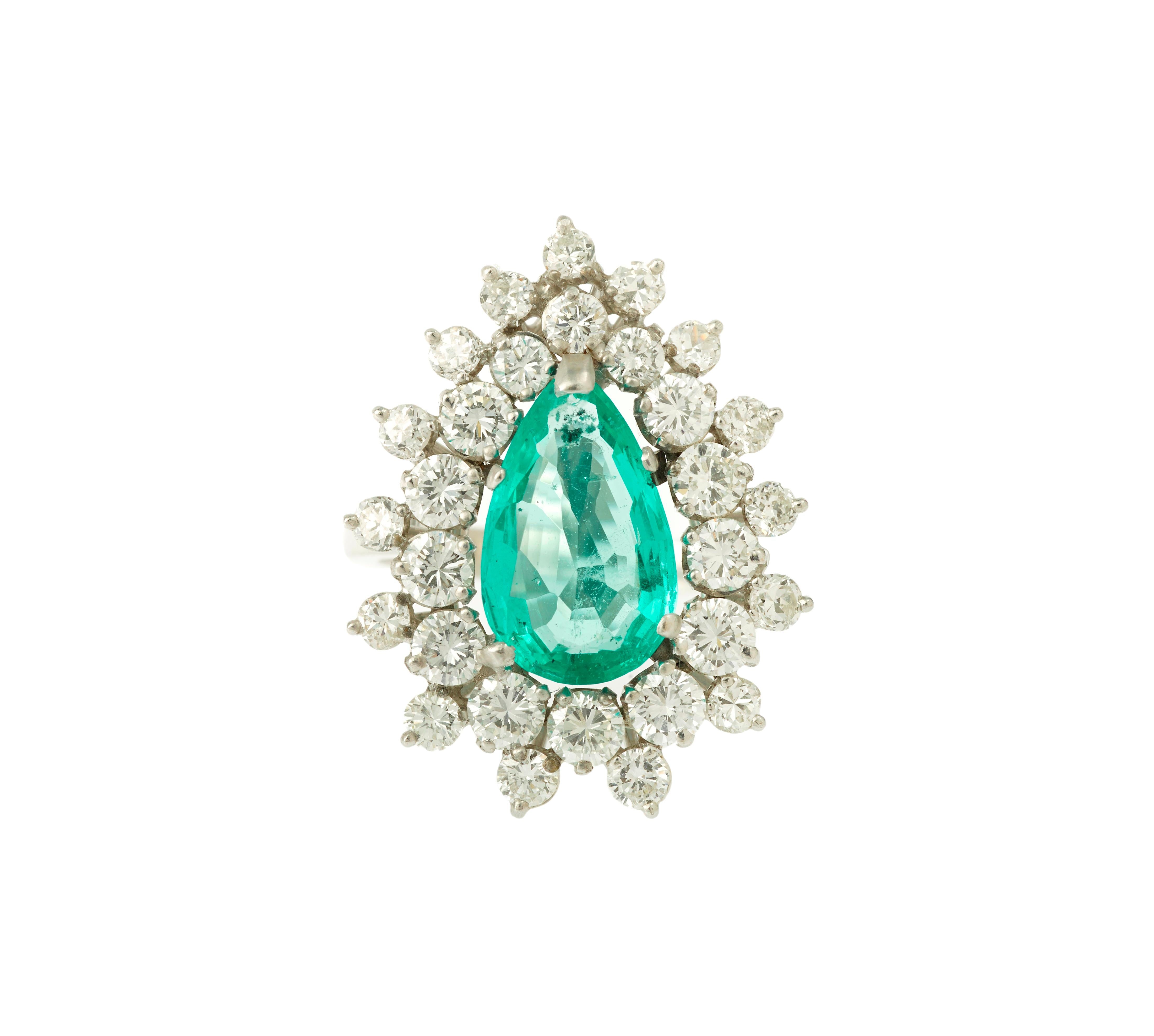 Exceptional Cocktail Ring with a central pear emerald surrounded by two rows of 29 diamonds.

Approx weight of the central emerald: 2.80 carats
Pear size
Color: light green
Very cristaline

Weight of 29 diamonds: 2.45 carats
Cut: round
Color: H /