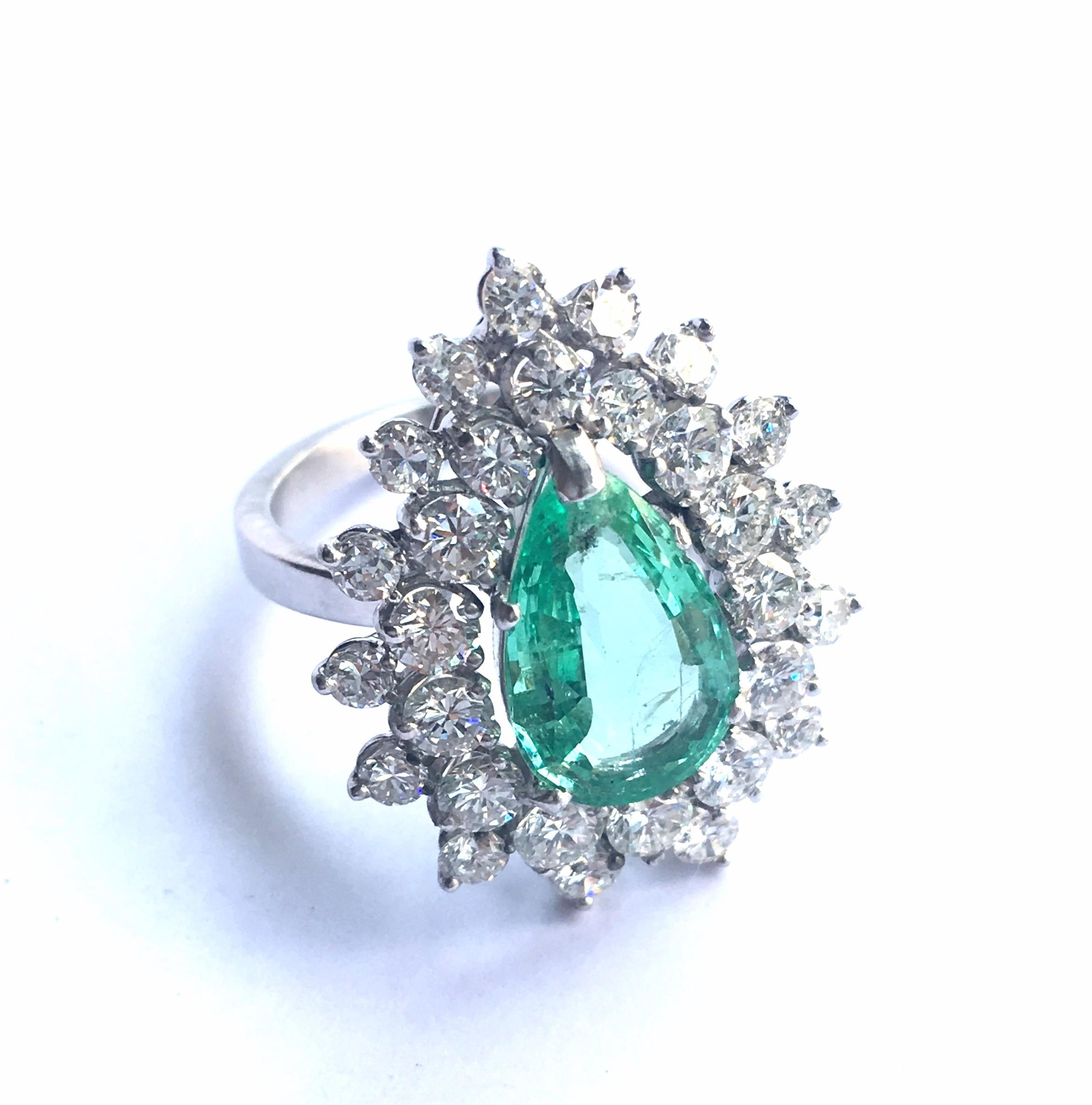 Pear Emerald and Diamonds Entourage 18 Karat White Gold Cocktail Ring In Excellent Condition In Paris, FR
