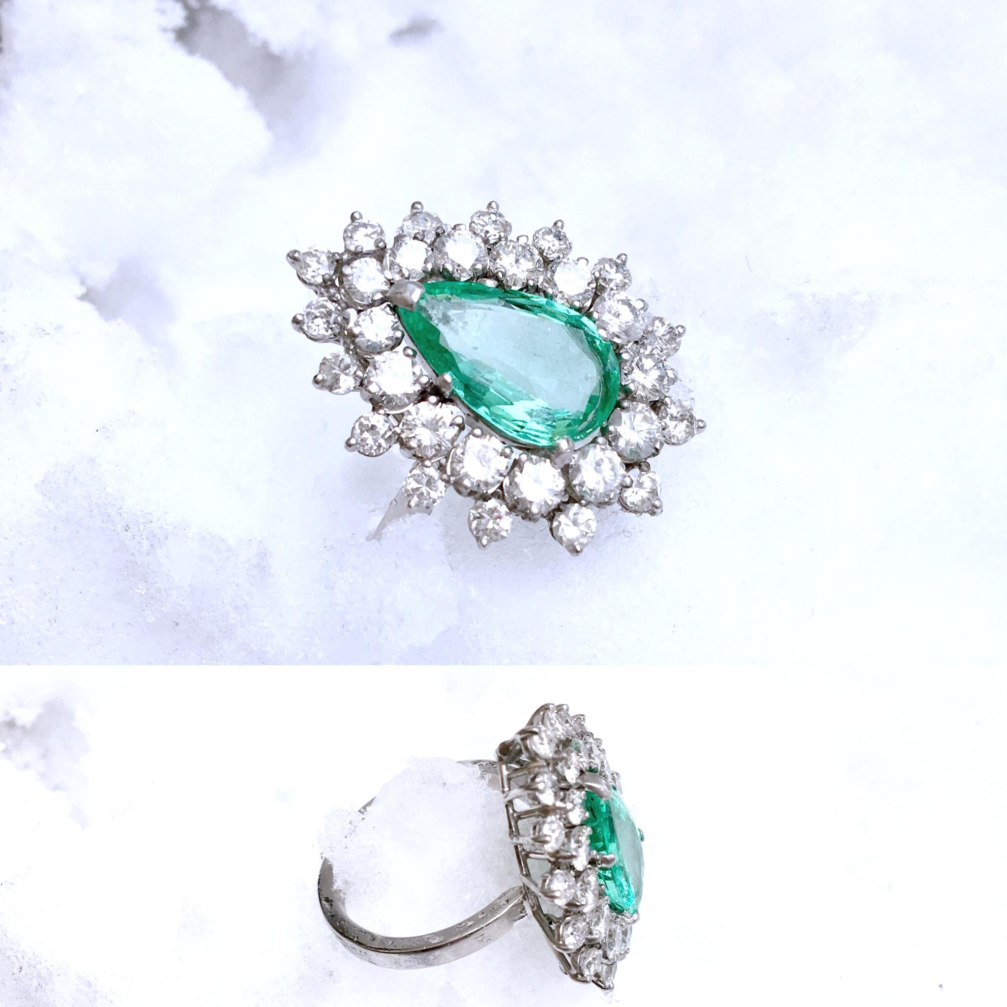 Contemporary Pear Emerald and Diamonds Entourage 18 Karat White Gold Cocktail Ring