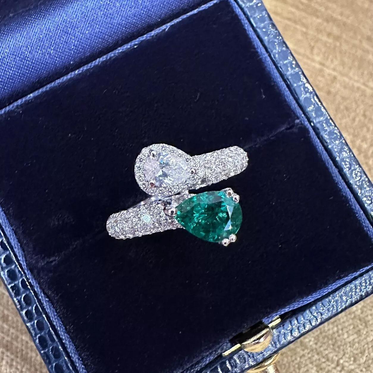 Kreuzungsring aus Birnen-Smaragd und Birnen-Diamanten in 18 Karat Weißgold

Der Smaragd- und Diamantring besteht aus einem birnenförmigen natürlichen Smaragd mit einem Gewicht von 1,00 Karat und einem birnenförmigen natürlichen Diamanten, der im