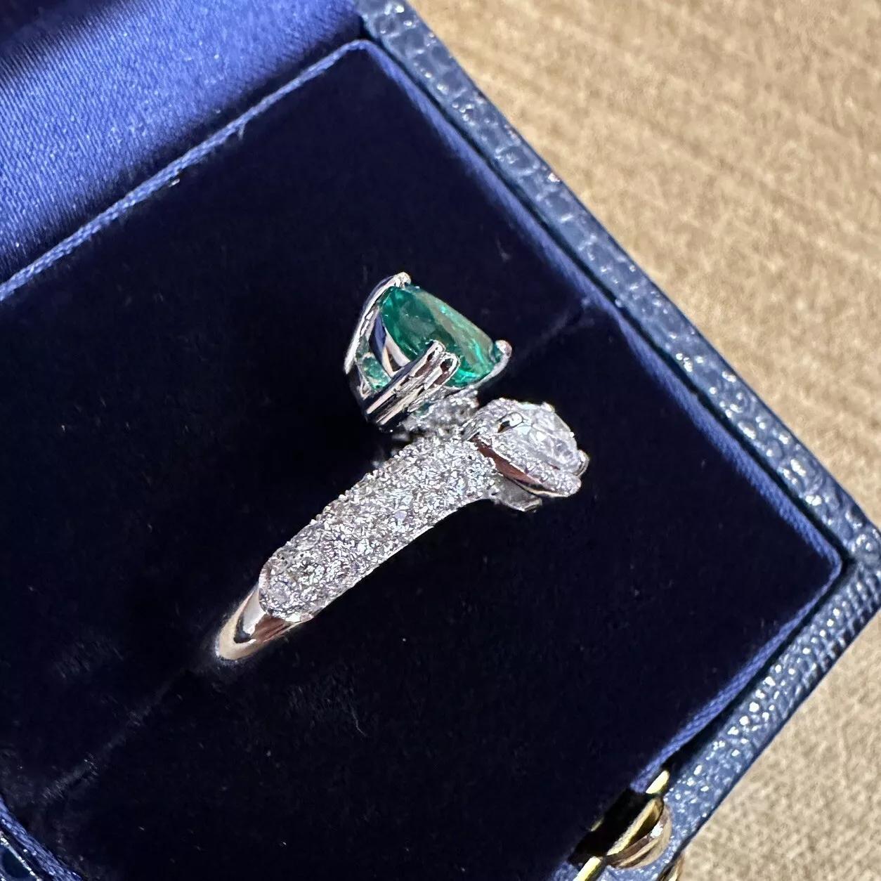 Kreuzungsring aus Birnen-Smaragd und Birnen-Diamanten in 18 Karat Weißgold (Tropfenschliff) im Angebot