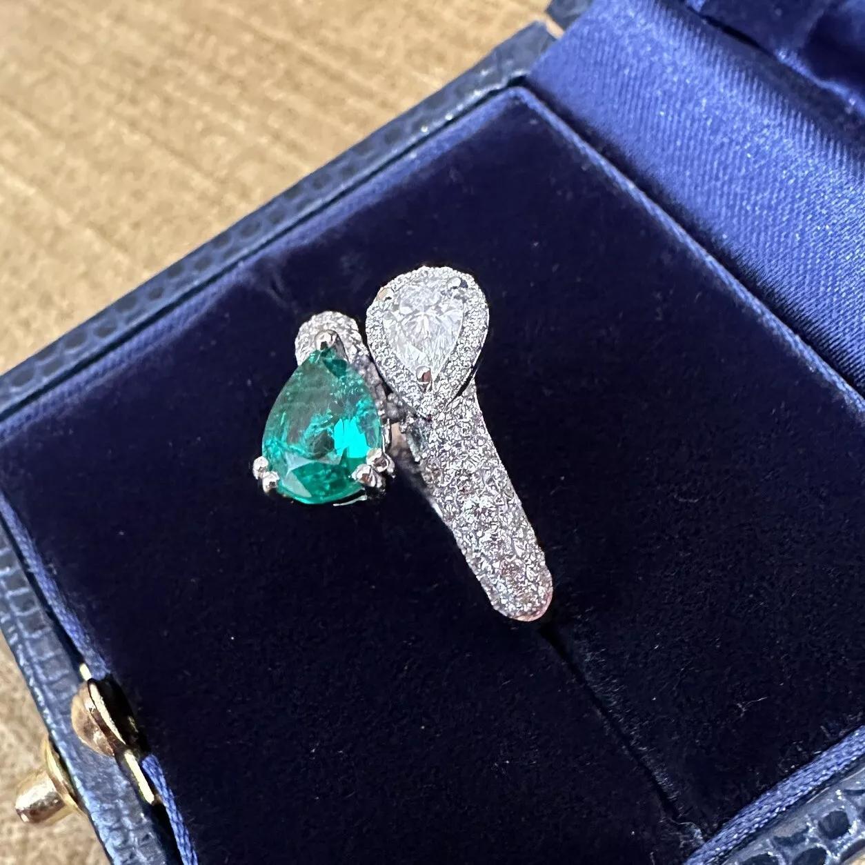 Kreuzungsring aus Birnen-Smaragd und Birnen-Diamanten in 18 Karat Weißgold im Zustand „Hervorragend“ im Angebot in La Jolla, CA