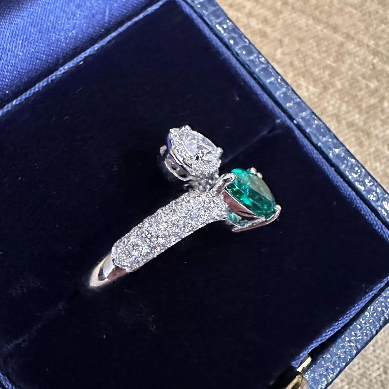 Kreuzungsring aus Birnen-Smaragd und Birnen-Diamanten in 18 Karat Weißgold Damen im Angebot