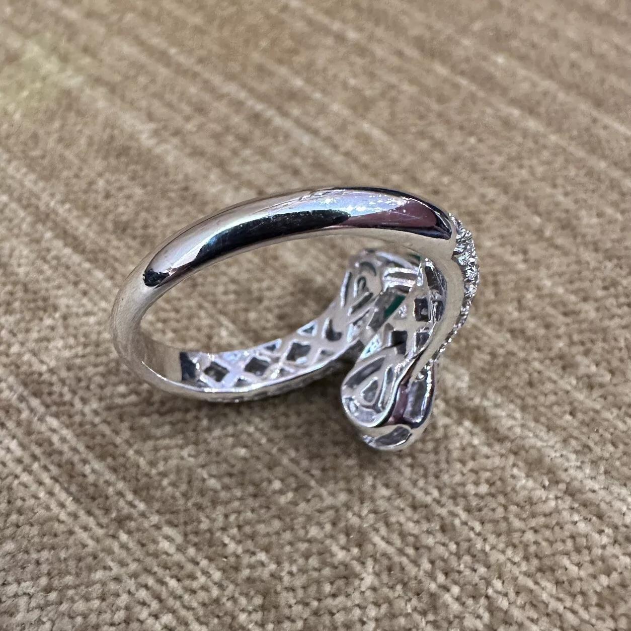 Kreuzungsring aus Birnen-Smaragd und Birnen-Diamanten in 18 Karat Weißgold im Angebot 1