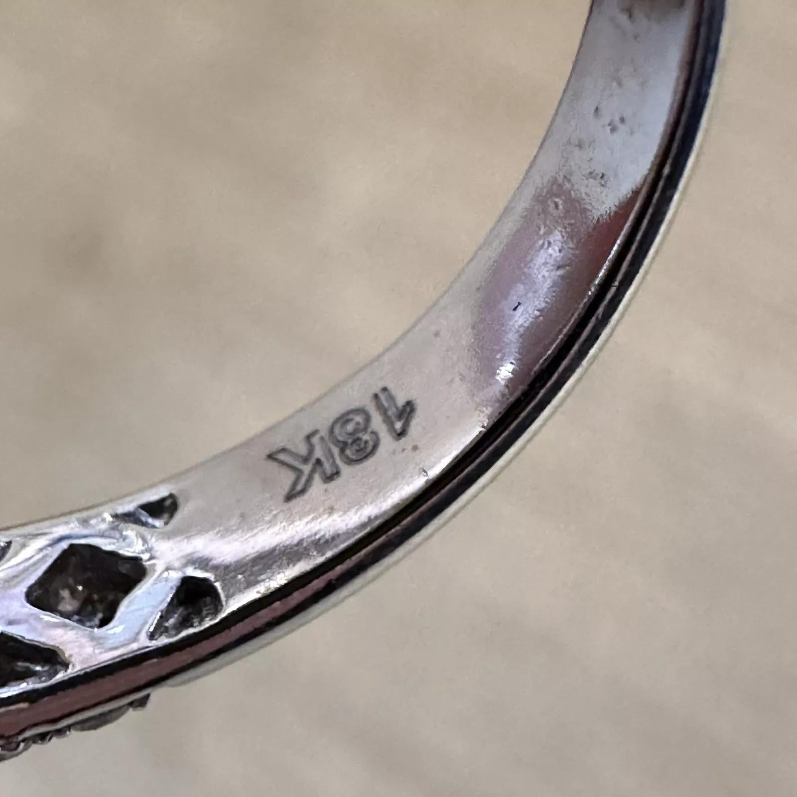 Kreuzungsring aus Birnen-Smaragd und Birnen-Diamanten in 18 Karat Weißgold im Angebot 2