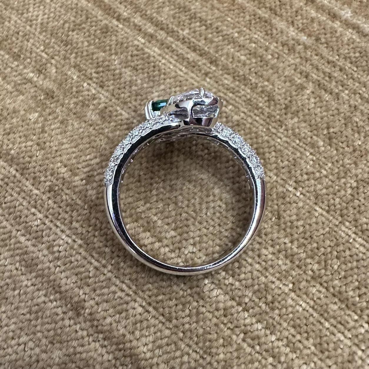 Kreuzungsring aus Birnen-Smaragd und Birnen-Diamanten in 18 Karat Weißgold im Angebot 3