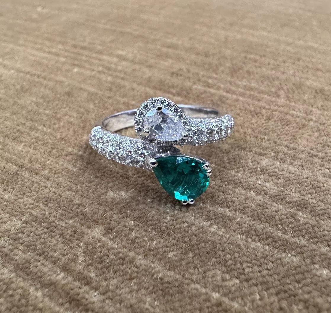 Kreuzungsring aus Birnen-Smaragd und Birnen-Diamanten in 18 Karat Weißgold im Angebot 4