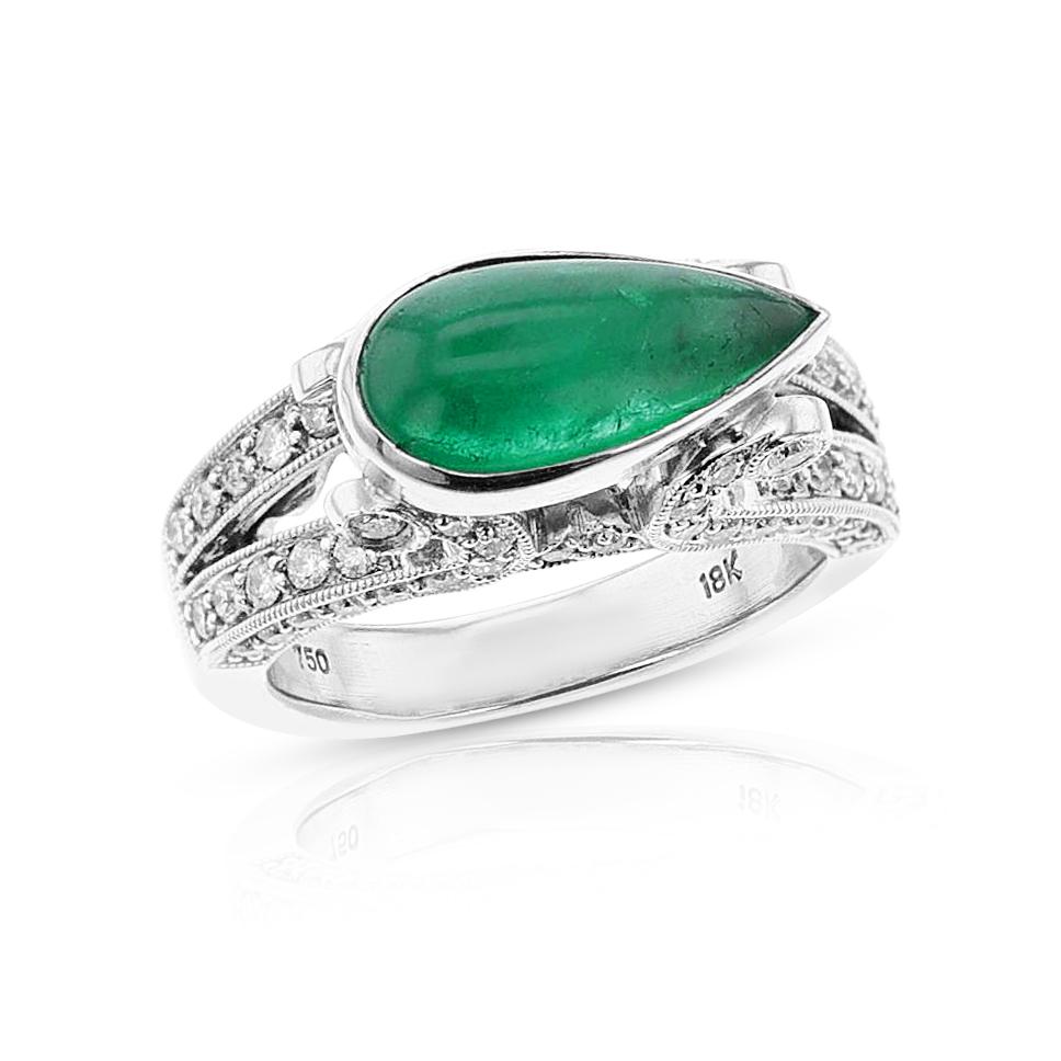 Anillo de cabujón de esmeralda pera y diamantes realizado en oro de 18 quilates. La esmeralda cabujón en forma de pera mide 13,00 x 6,12 mm. Los diamantes son de color G-H, claridad VS. La talla del anillo es US 5 3/4. Sello 750, marcas de ensaye