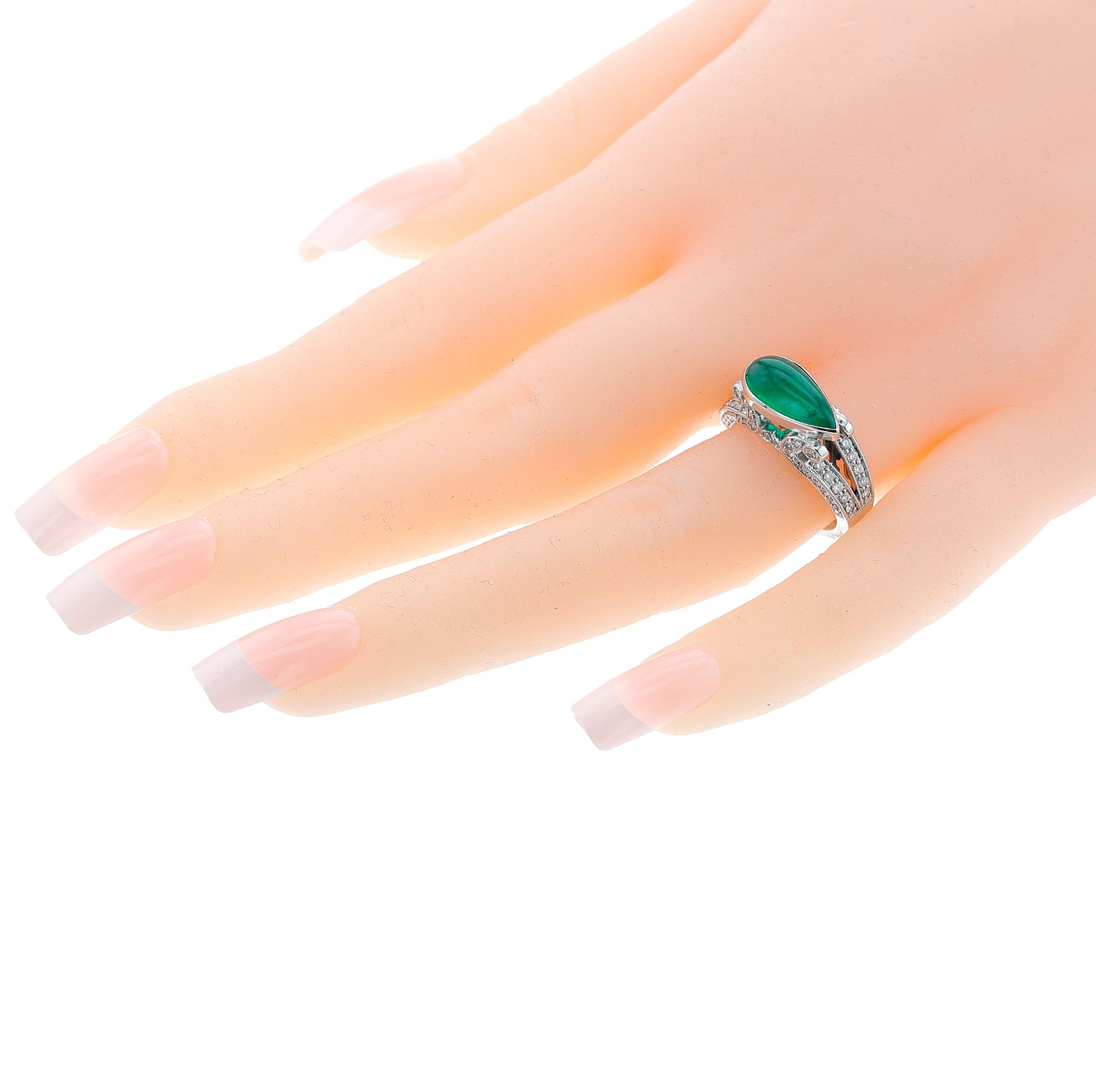 Anillo con cabujón de esmeralda pera y diamantes, 18k en venta 3