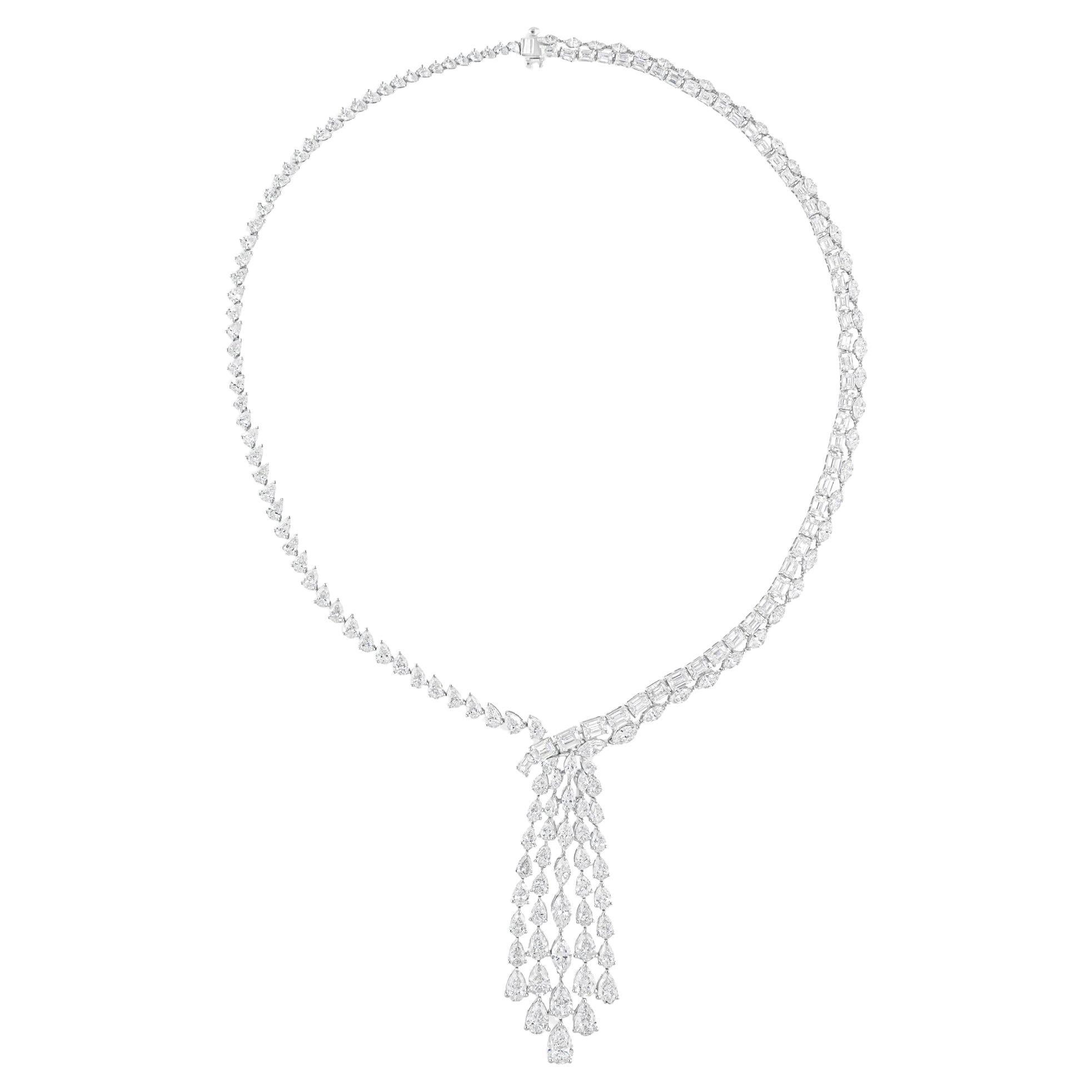 Halskette mit Diamant-Anhänger aus 18 Karat Weißgold mit birnenförmigem Smaragdschliff 33,17 Karat SI/H