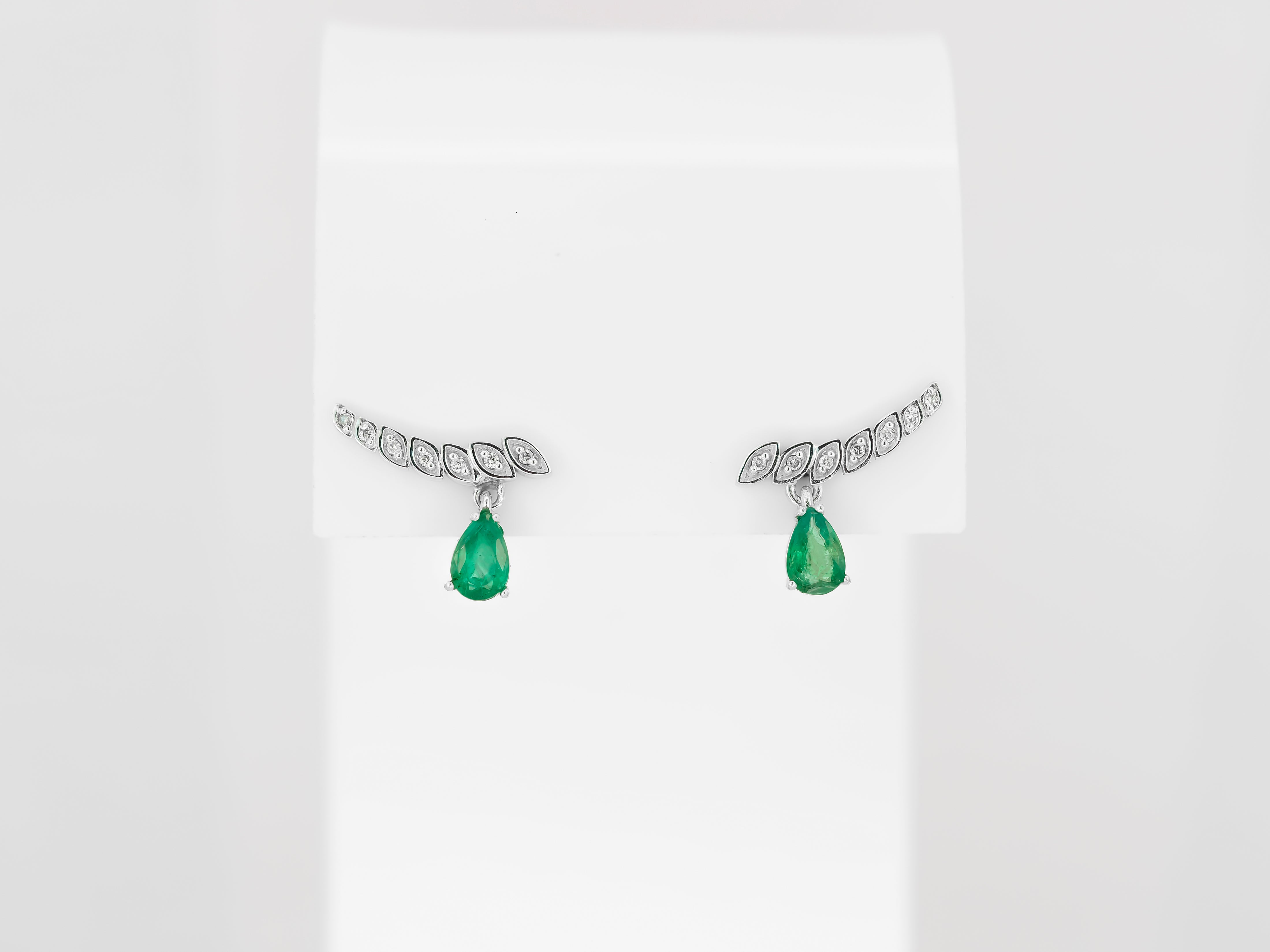 Ohrringe aus 14-karätigem Gold mit natürlichen Birnensmaragden und Diamanten. Mai-Geburtsstein. Zeitgenössische Design-Ohrringe.
Gesamtgewicht: 2,3 g.
Größe: 15,5 x 11 mm.

Zentrale Steine: Natürliche Smaragde - 2 Stück
Gewicht: ca. 1,20 -1,25 Karat