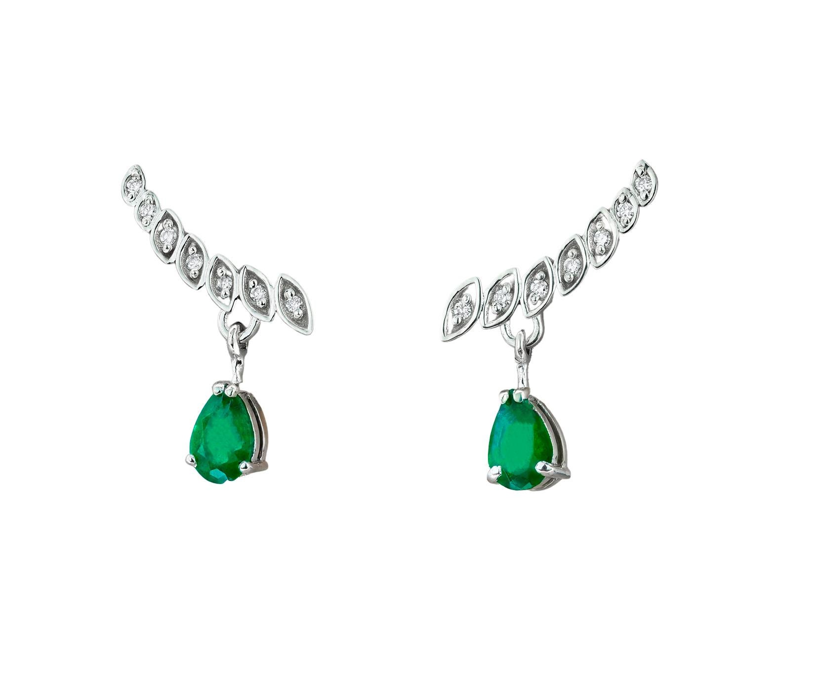 Boucles d'oreilles émeraude en forme de poire. Boucles d'oreilles en émeraudes et diamants. Pour femmes en vente