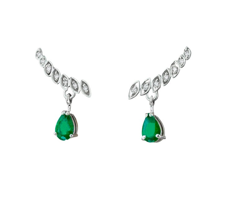 Women's Pear emerald earrings studs. Emerald and diamonds earrings. For Sale