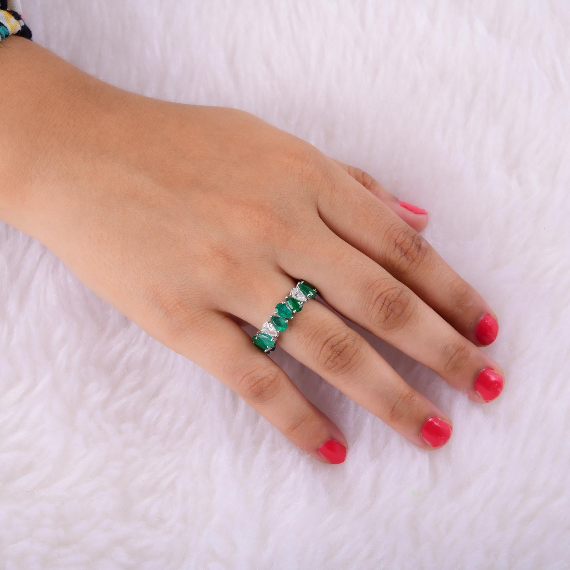 Women's Pear Emerald Gemstone Band Ring Diamond 18 Karat White Gold Handmade Jewelry For Sale