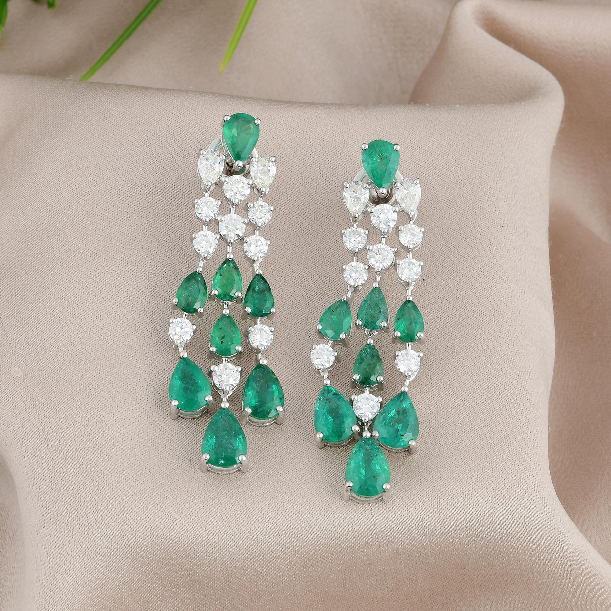 Moderne Boucles d'oreilles lustre en or blanc 18 carats avec diamants et pierres précieuses poires et émeraudes en vente