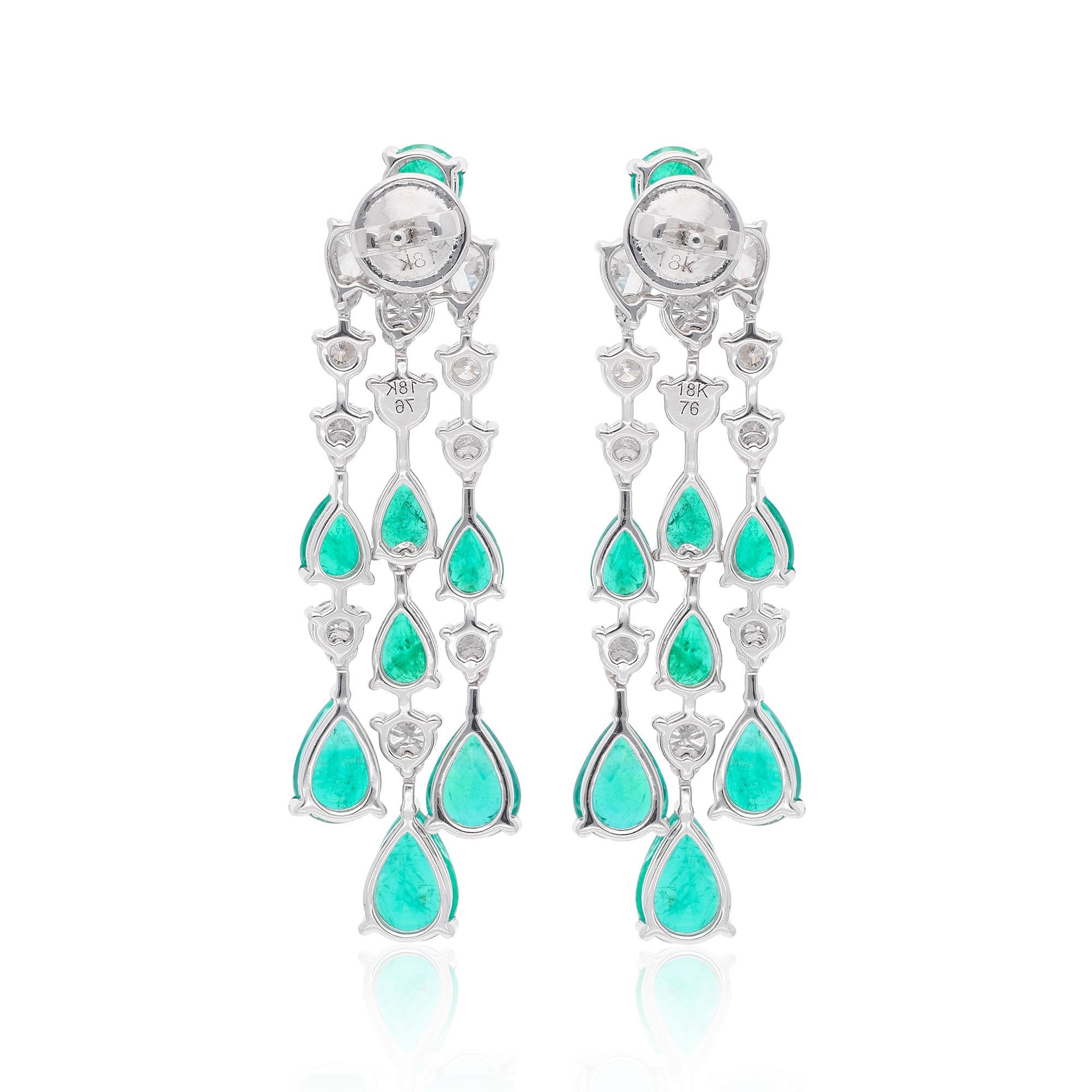 Boucles d'oreilles lustre en or blanc 18 carats avec diamants et pierres précieuses poires et émeraudes Pour femmes en vente
