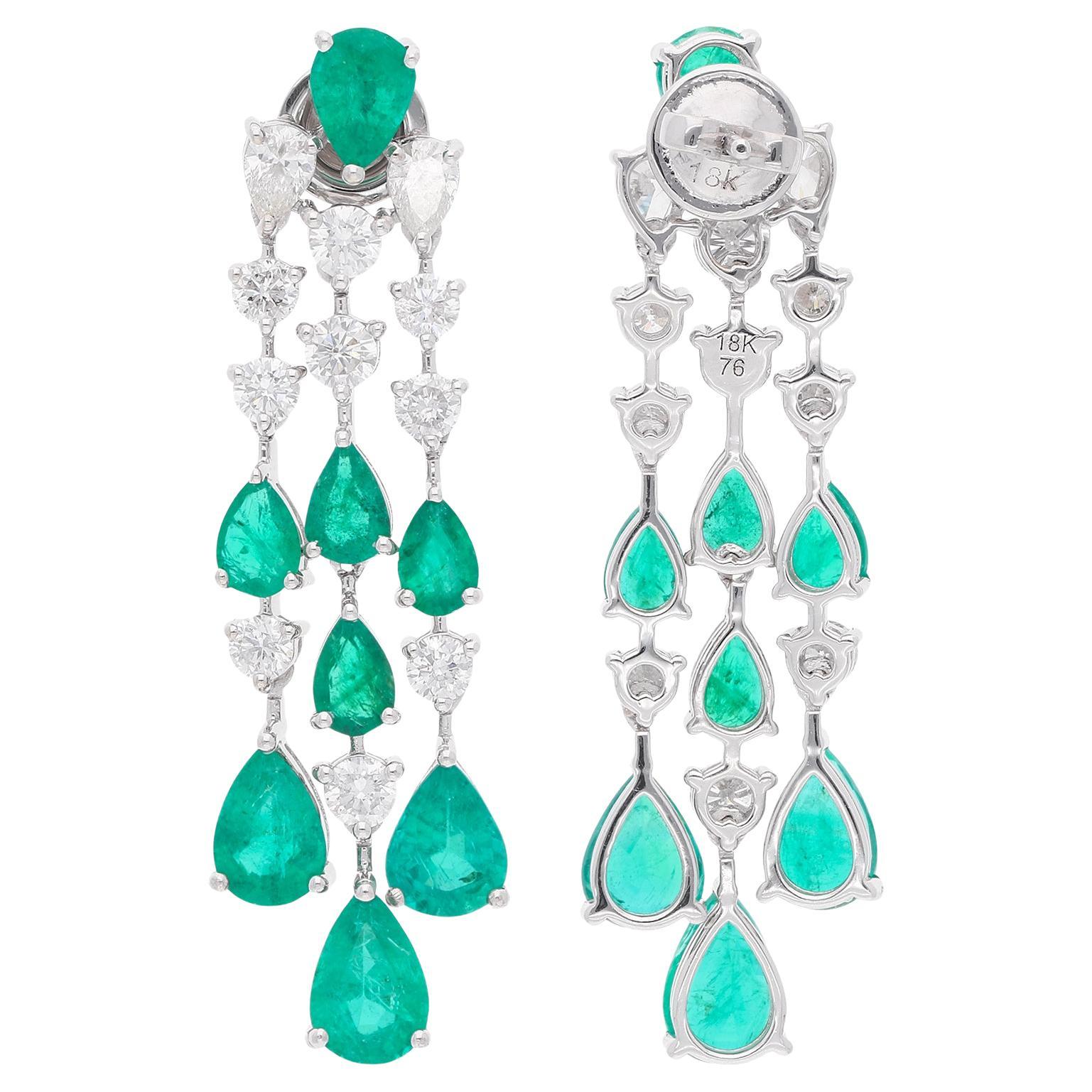 Boucles d'oreilles lustre en or blanc 18 carats avec diamants et pierres précieuses poires et émeraudes