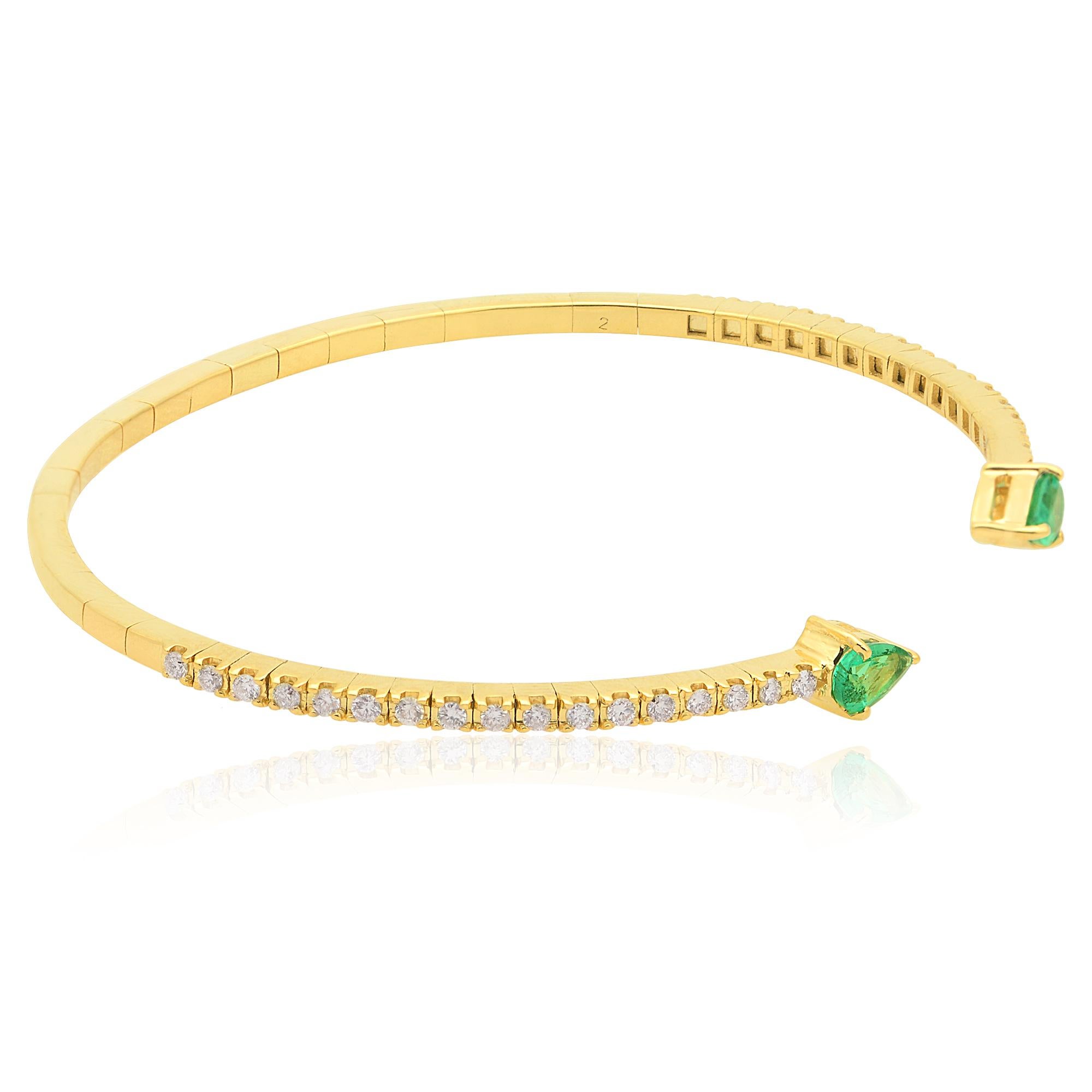 La pièce maîtresse de ce bracelet manchette est une captivante émeraude en forme de poire. L'émeraude met en valeur sa riche couleur verte, connue pour sa beauté envoûtante et symbolisant la vitalité de la nature. La forme de poire ajoute une touche