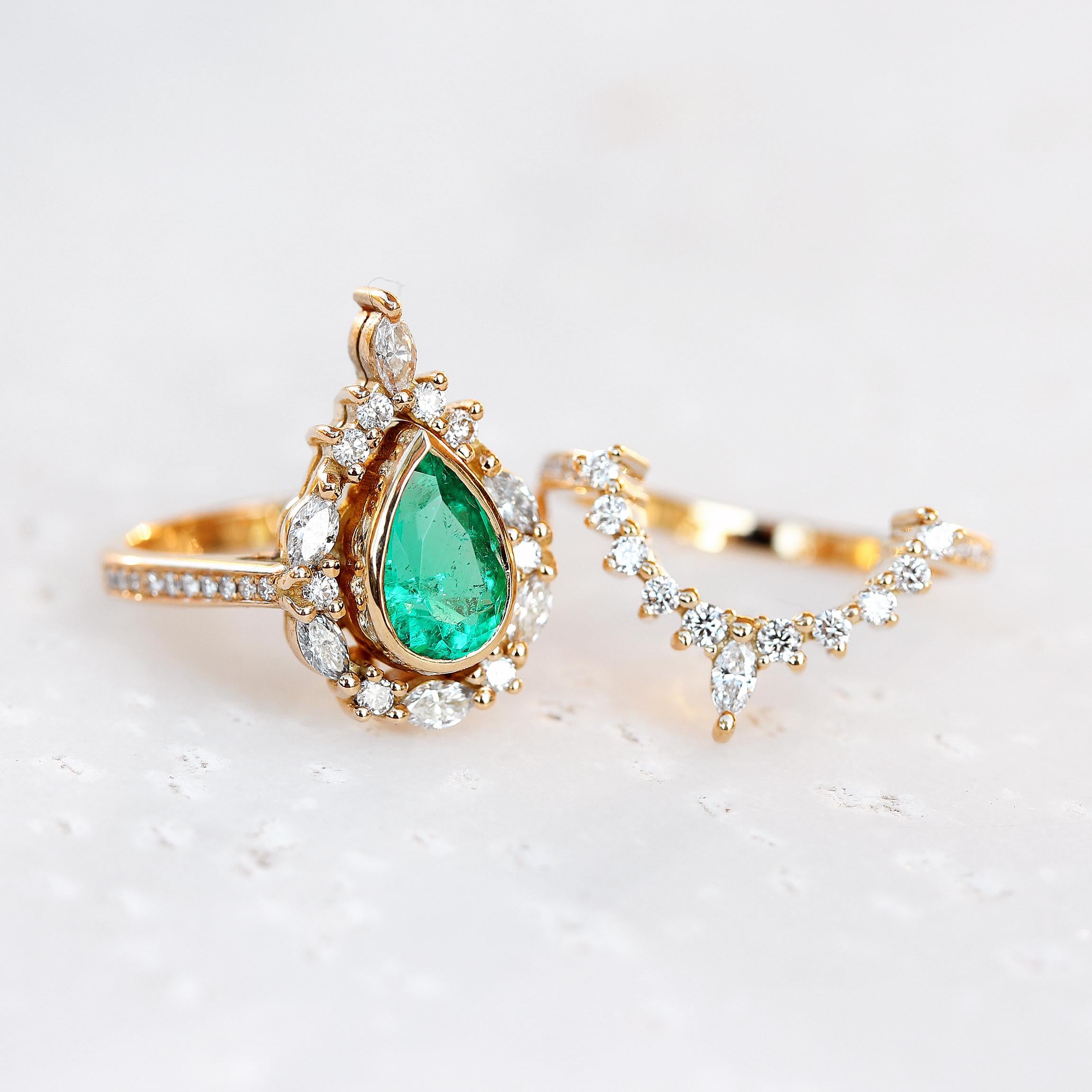 Pear shapes emerald with an outstanding diamond halo.
Beautiful and feminine bridal two-ring set - 