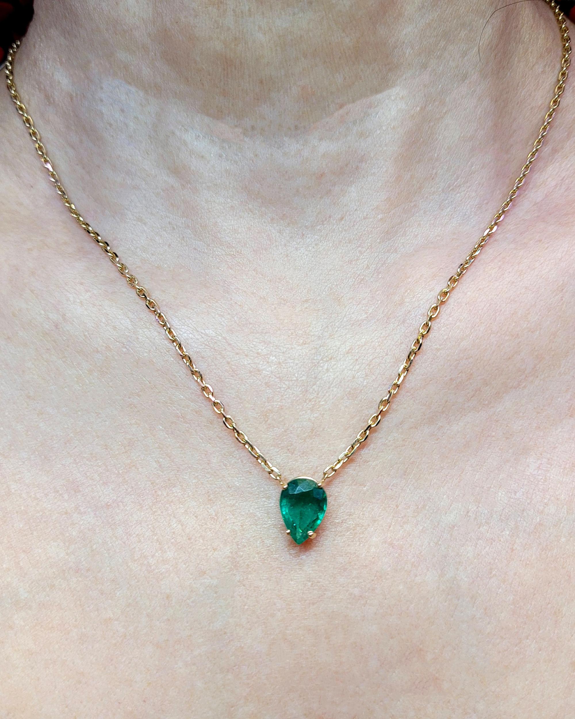 Taille poire Collier à pendentifs en or jaune 14k avec émeraude en forme de poire en vente