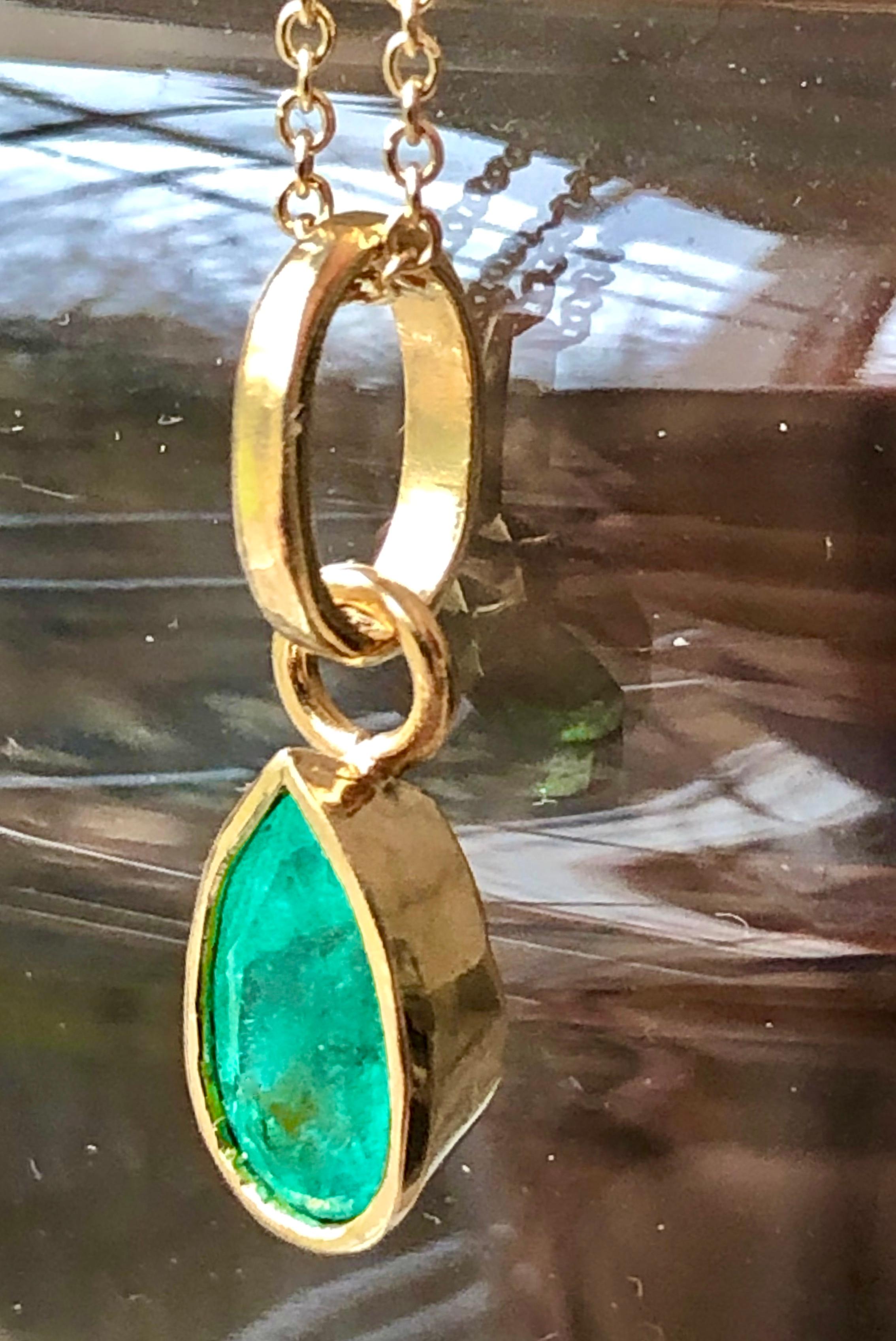 Shimmering emerald charm drop pendant bezel set Colombian emerald pear cut. All natural.
featuring one genuine and natural pear-cut Colombian emerald, approx. 1.00 carat, glimmering perfect medium Intense green color, clarity VS. The pendant is made