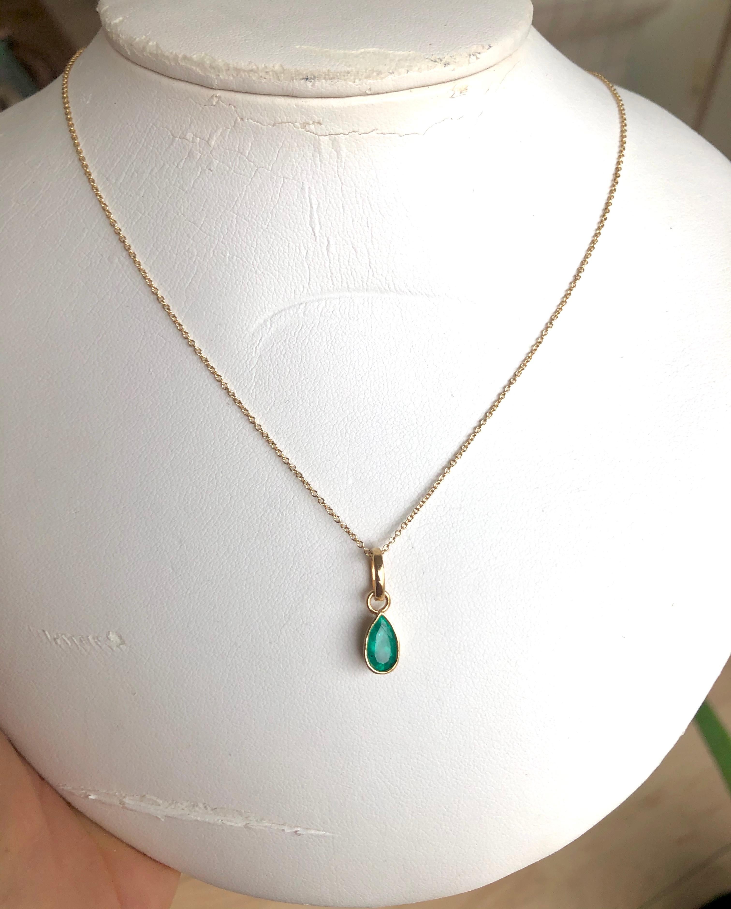 Women's Pear Emerald Pendant Charm 18 Karat Yellow Gold For Sale