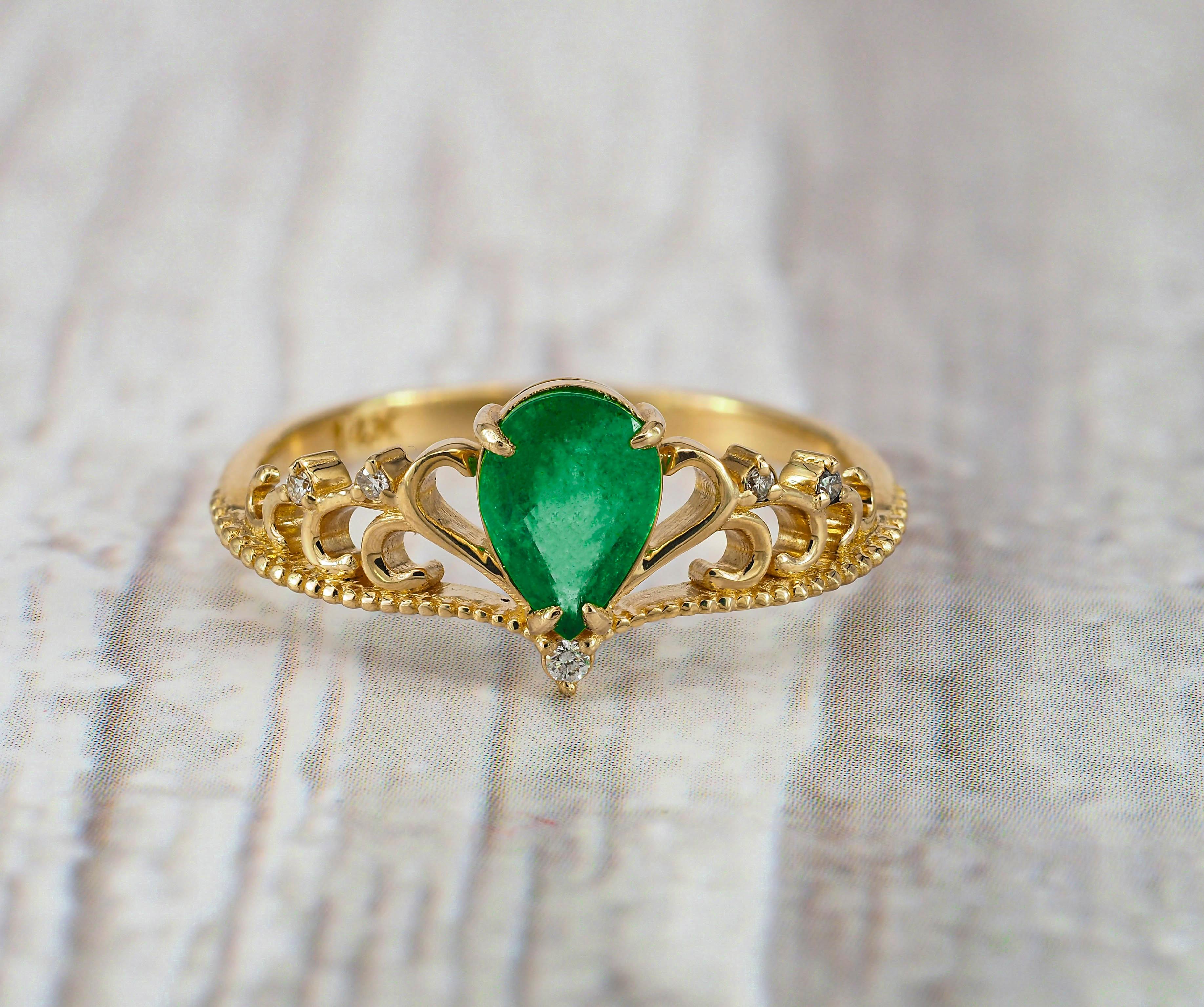 Women's Pear emerald ring.  For Sale