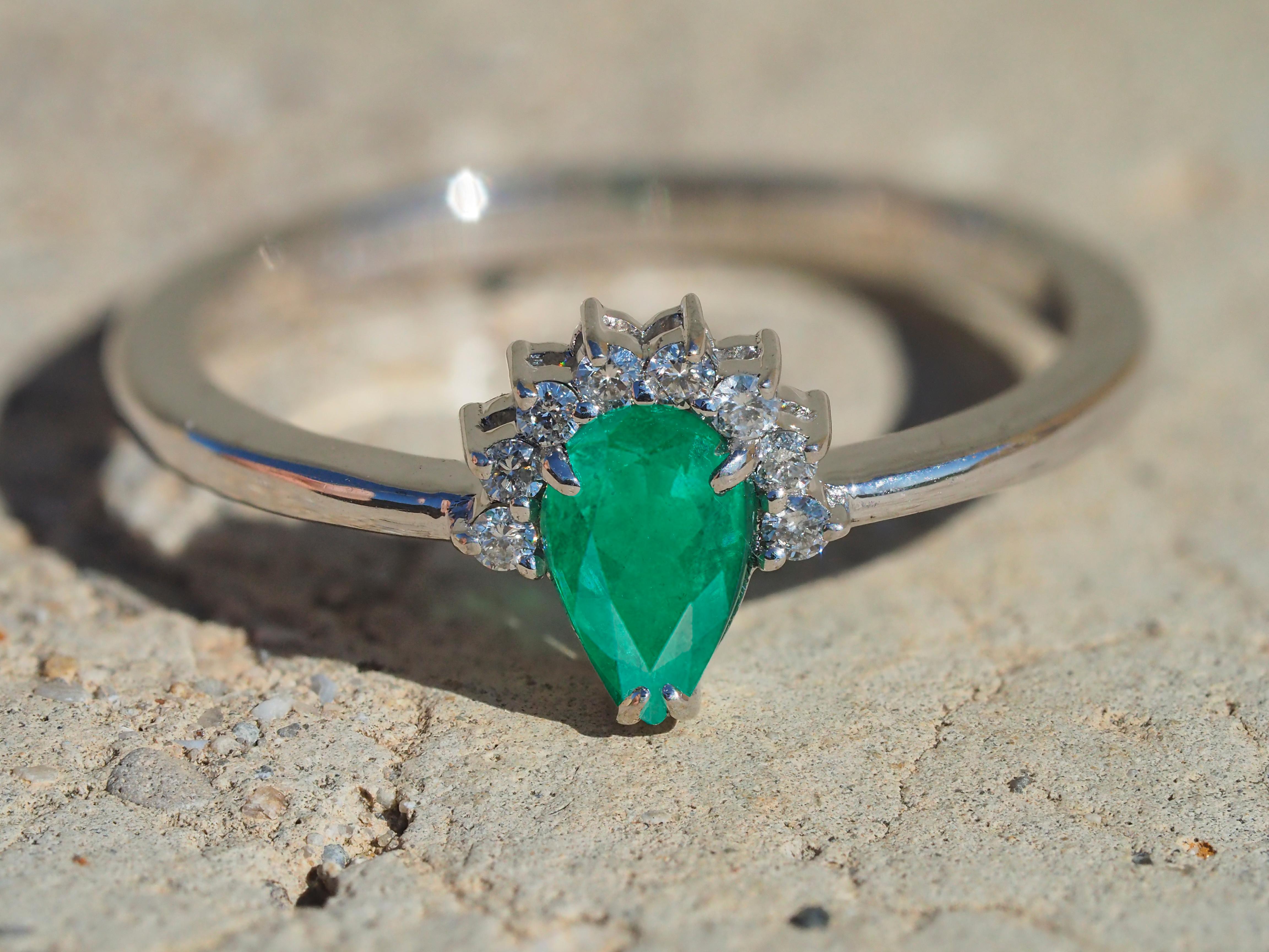 Modern Pear emerald ring in 14k gold.  For Sale