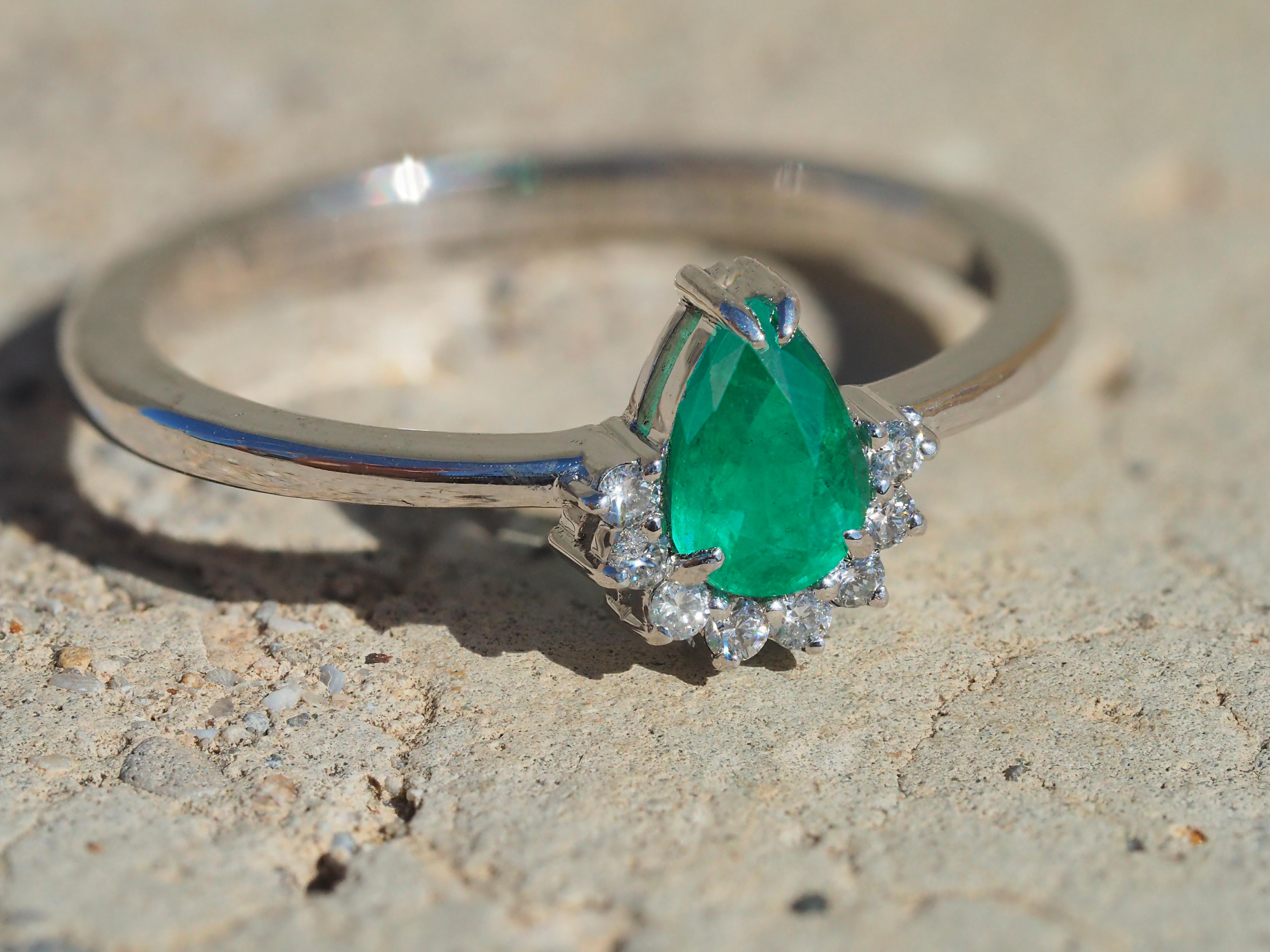 Pear Cut Pear emerald ring in 14k gold.  For Sale