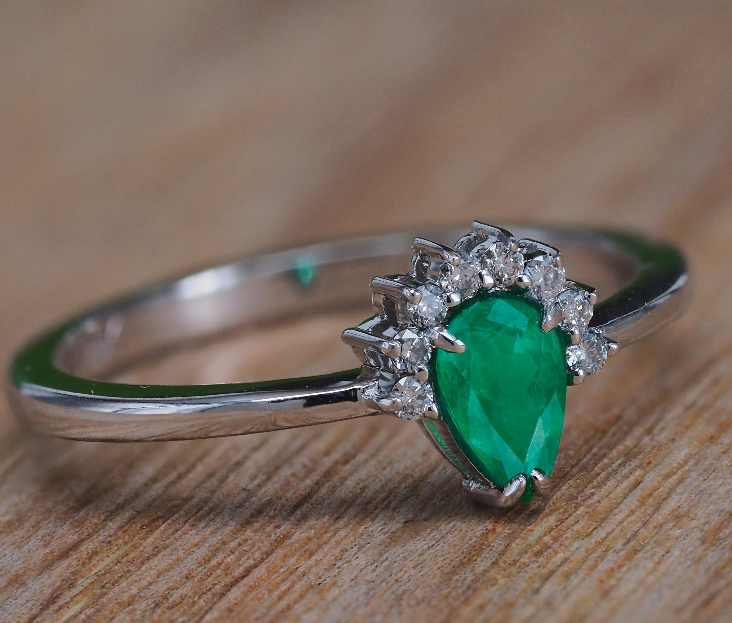 Pear emerald ring in 14k gold.  In New Condition For Sale In Istanbul, TR