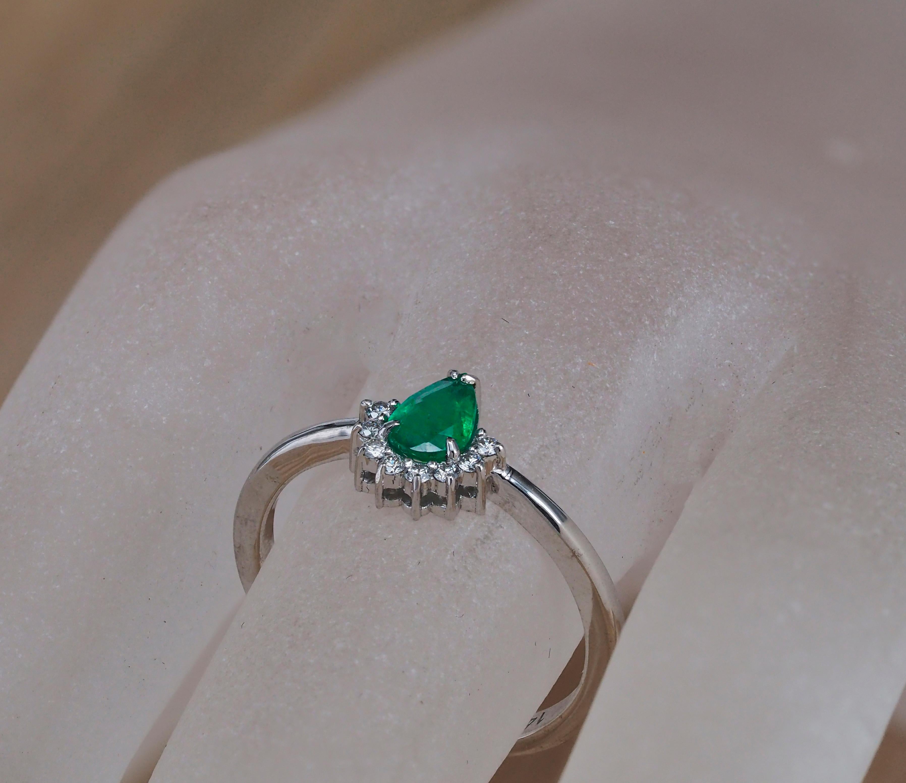 Women's Pear emerald ring in 14k gold.  For Sale