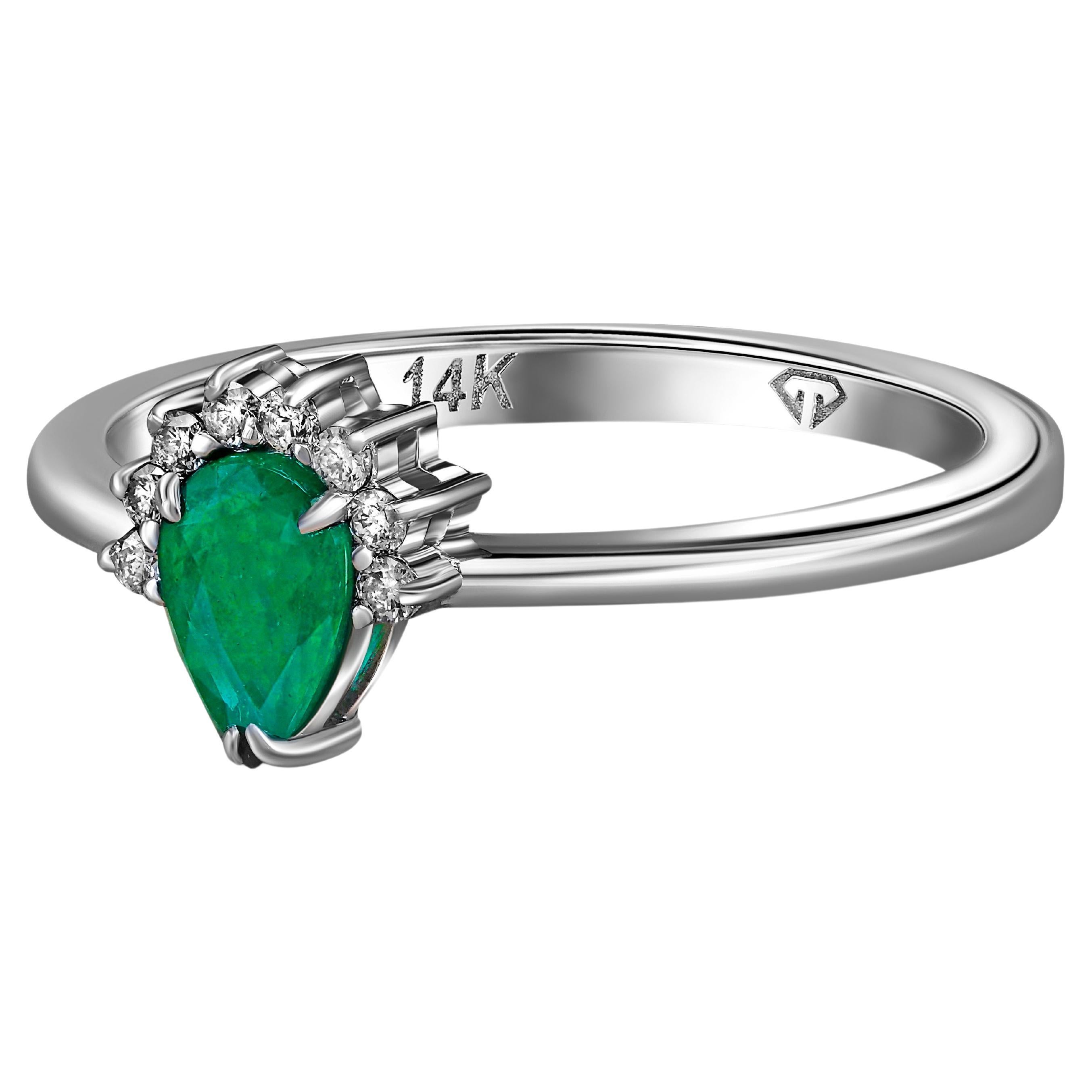Pear emerald ring in 14k gold. 
