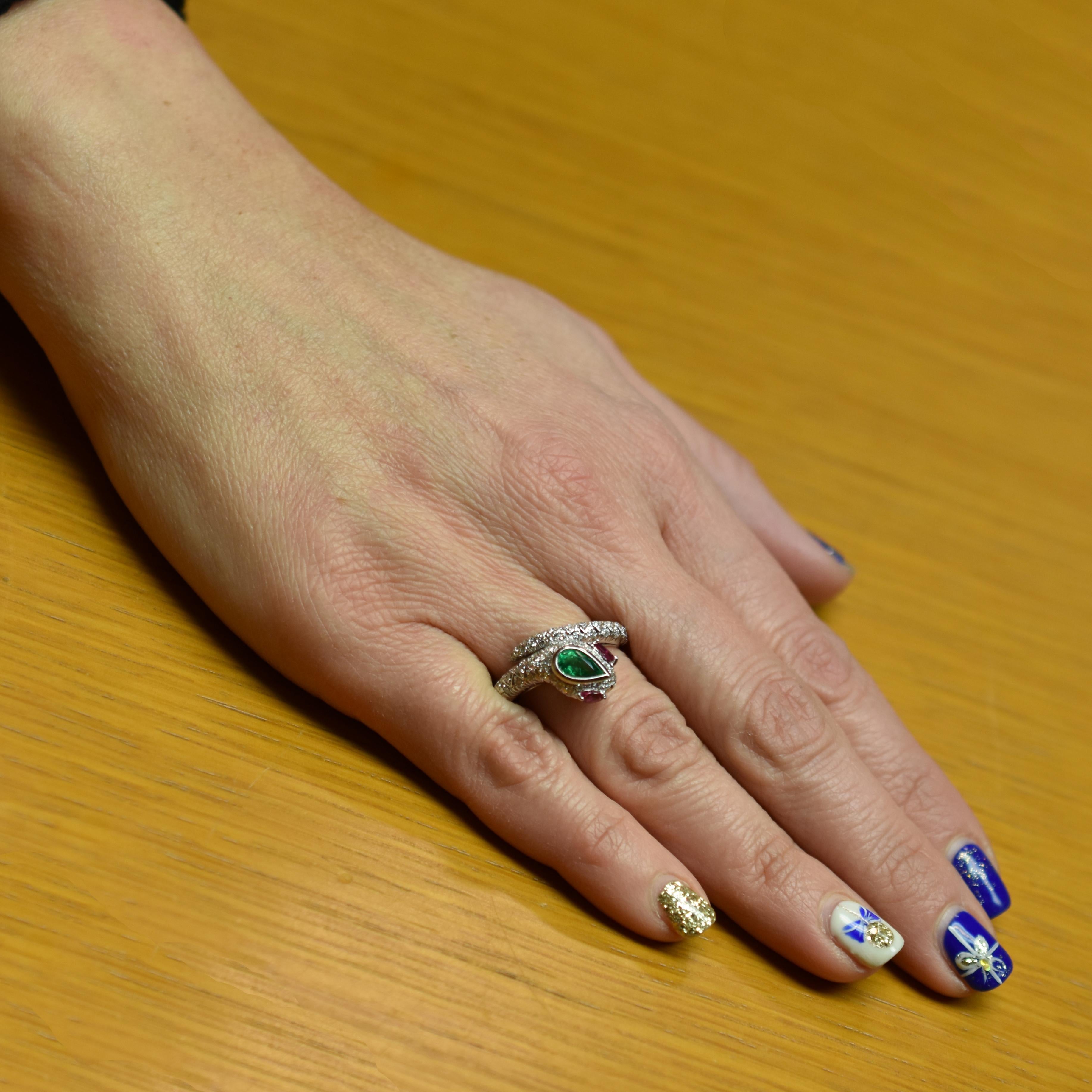 Pear Emerald, Rubies and Diamonds White Gold Snake Ring Made in Italy In New Condition For Sale In Valenza, AL