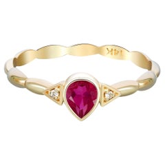 Anello in oro 14k con granato a pera.