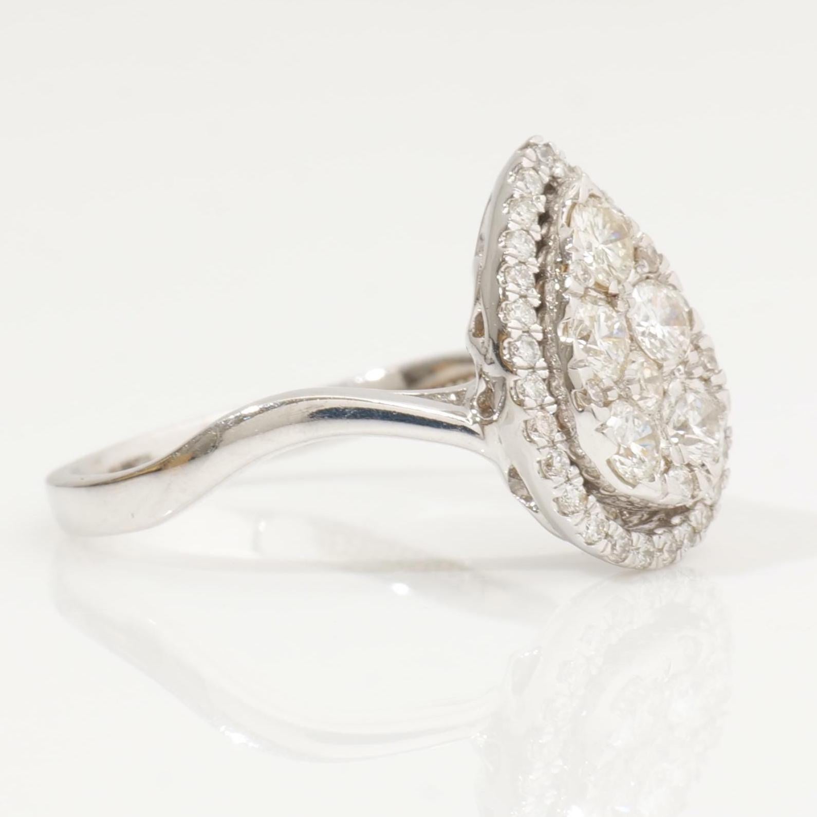 Anello di fidanzamento con diamante a forma di pera in oro massiccio 14K (certificato) In condizioni Nuovo in vendita a New Delhi, DL