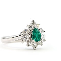 Anillo de platino con diamantes y esmeraldas en forma de halo de pera