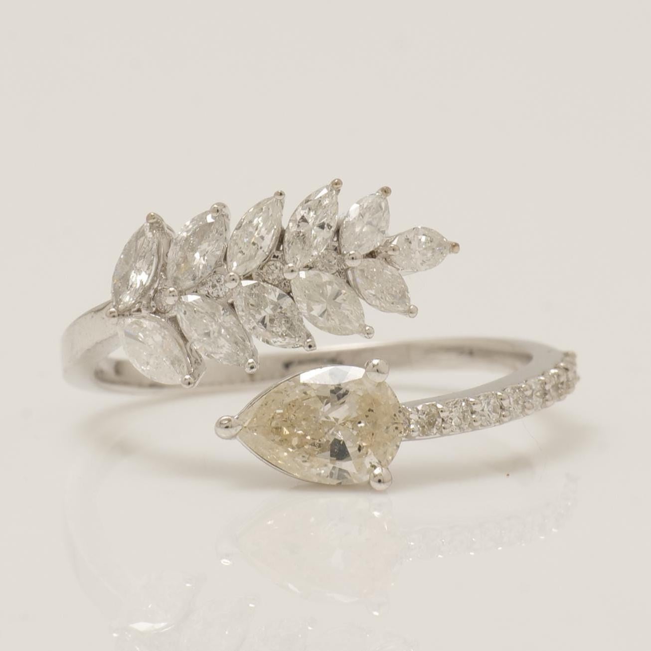 Anello da polso aperto con diamante a foglia di pera in oro massiccio 14k (certificato) In condizioni Nuovo in vendita a New Delhi, DL