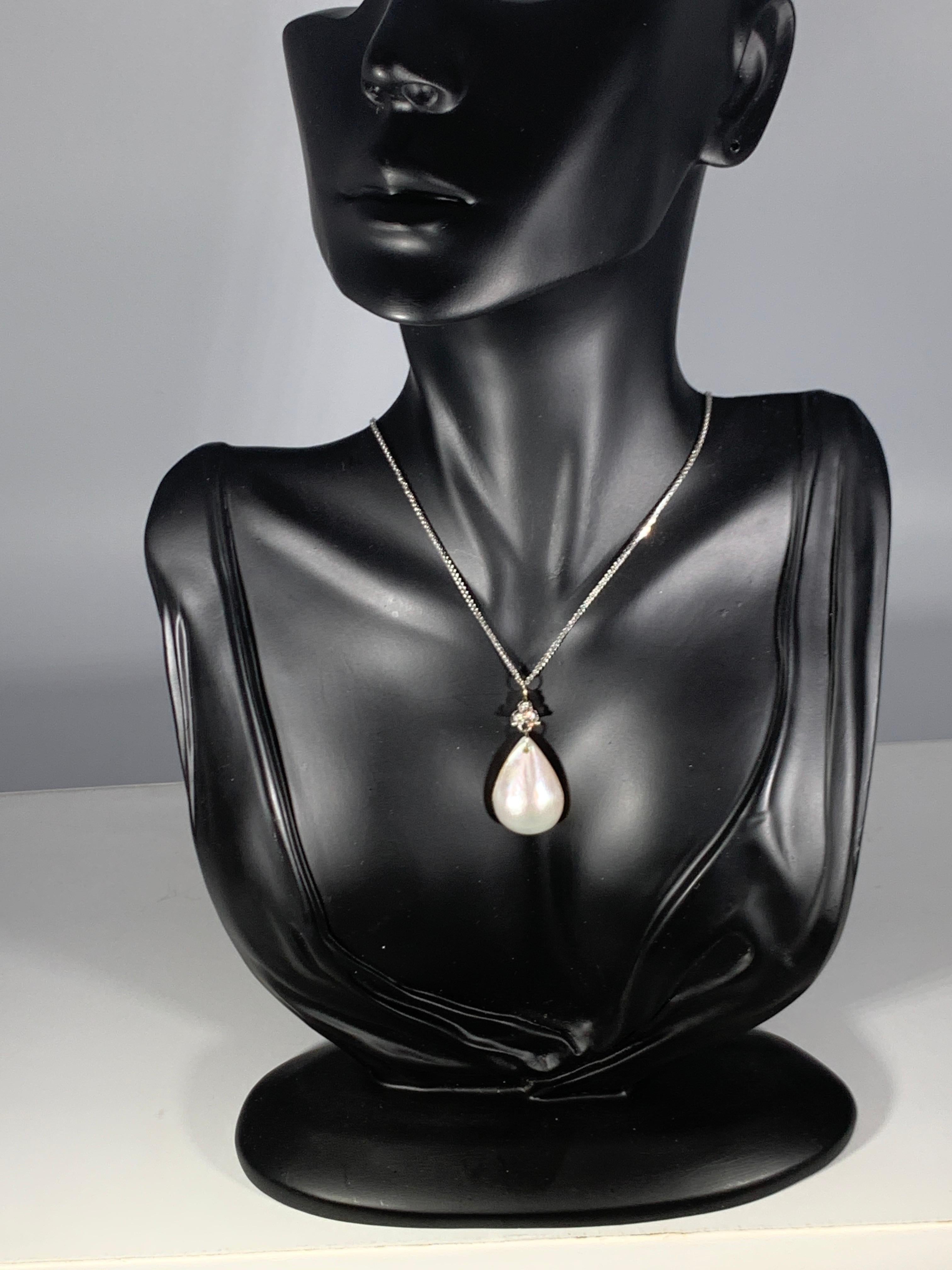 Pear Mabe Pearl & 0.36 Ct Diamond Pendant/ Necklace 14 Kt White Gold with Chain In New Condition For Sale In New York, NY