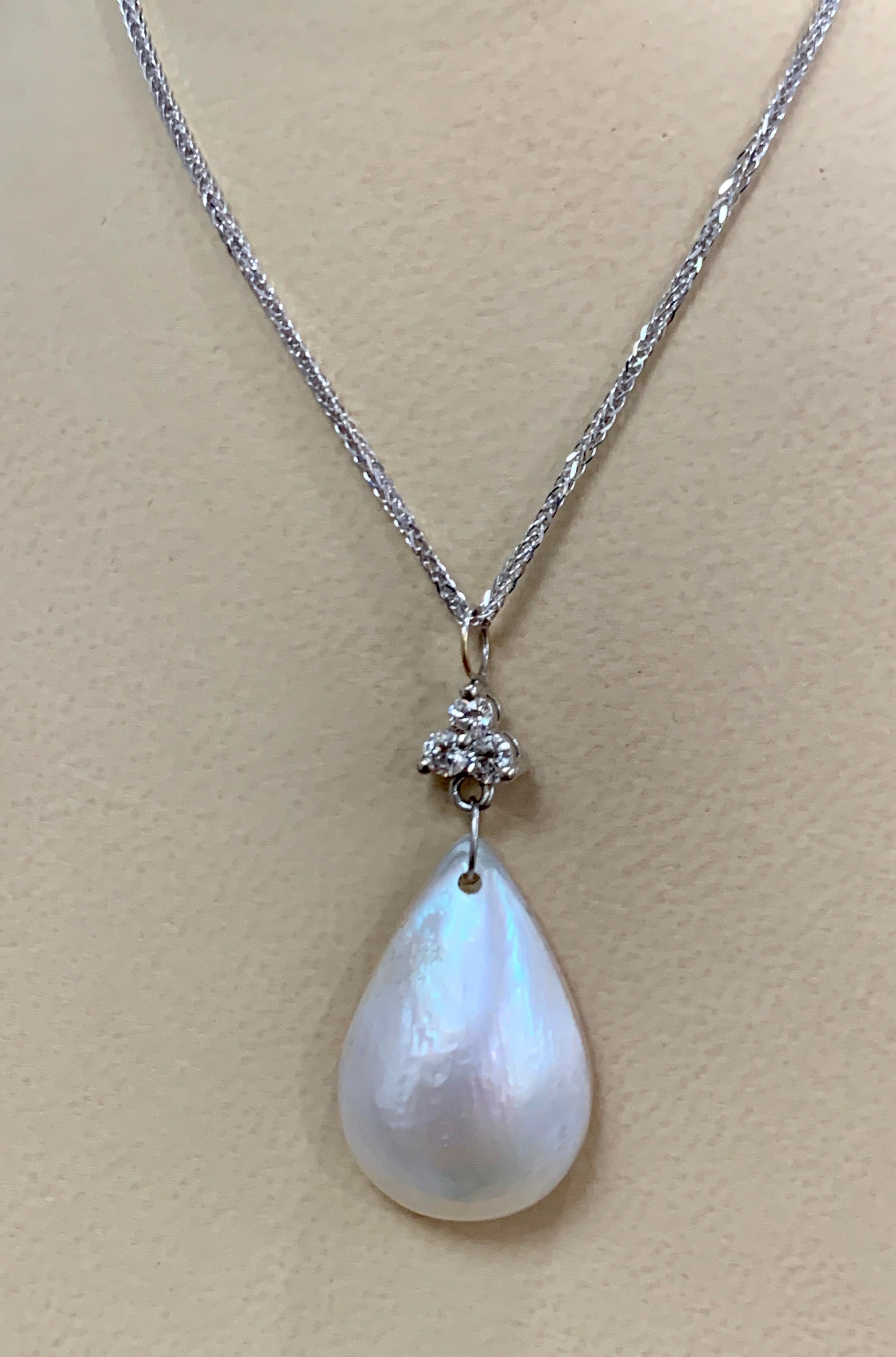 Pear Mabe Pearl & 0.36 Ct Diamond Pendant/ Necklace 14 Kt White Gold with Chain For Sale 1