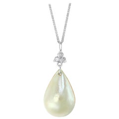 Pendentif/ collier en or blanc 14 carats avec chaîne en perles de mabé poire et diamants 0,36 carat
