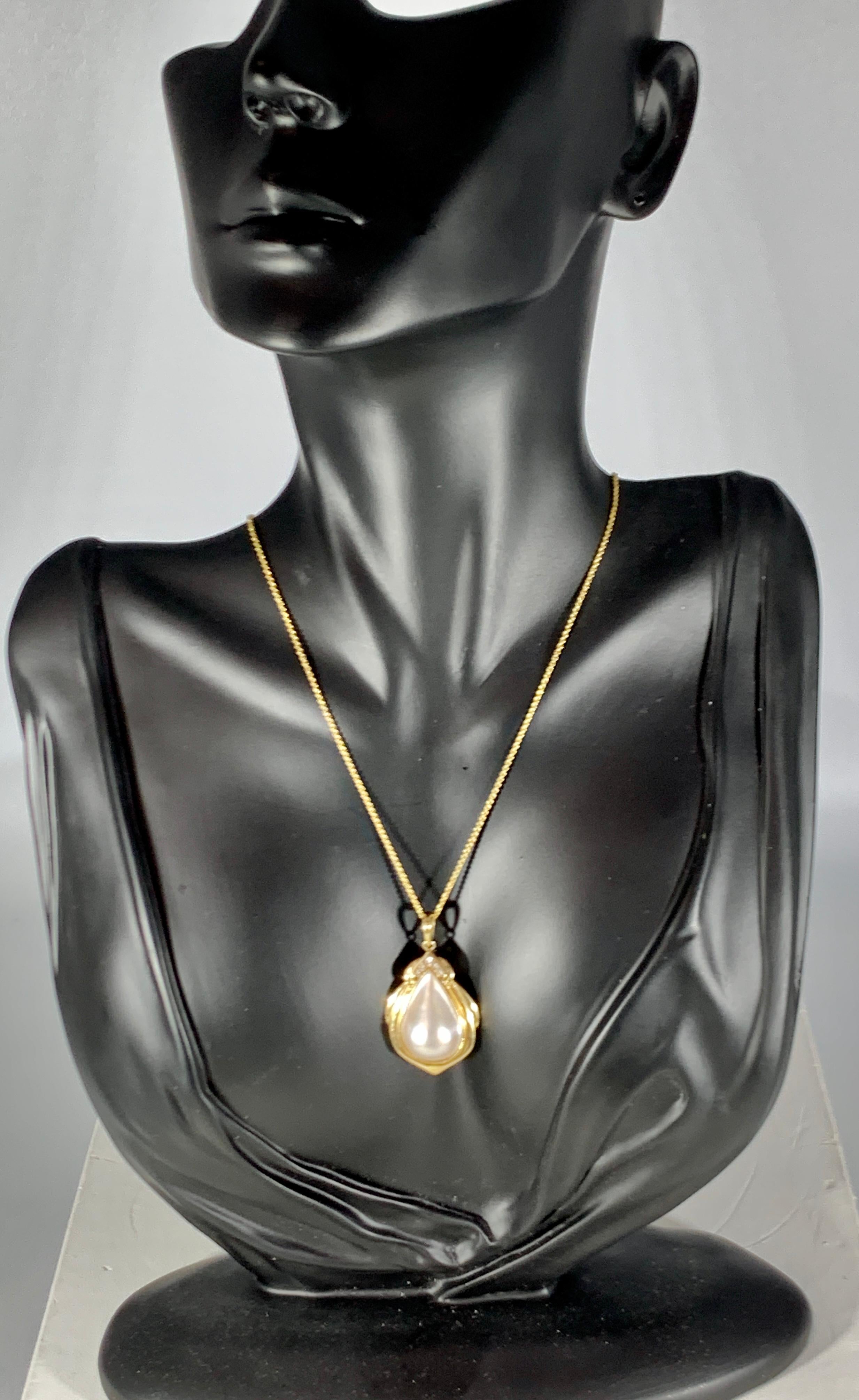 Pear Mabe Pearl and Diamond Pendant / Necklace 14 Karat Yellow Gold with Chain 4