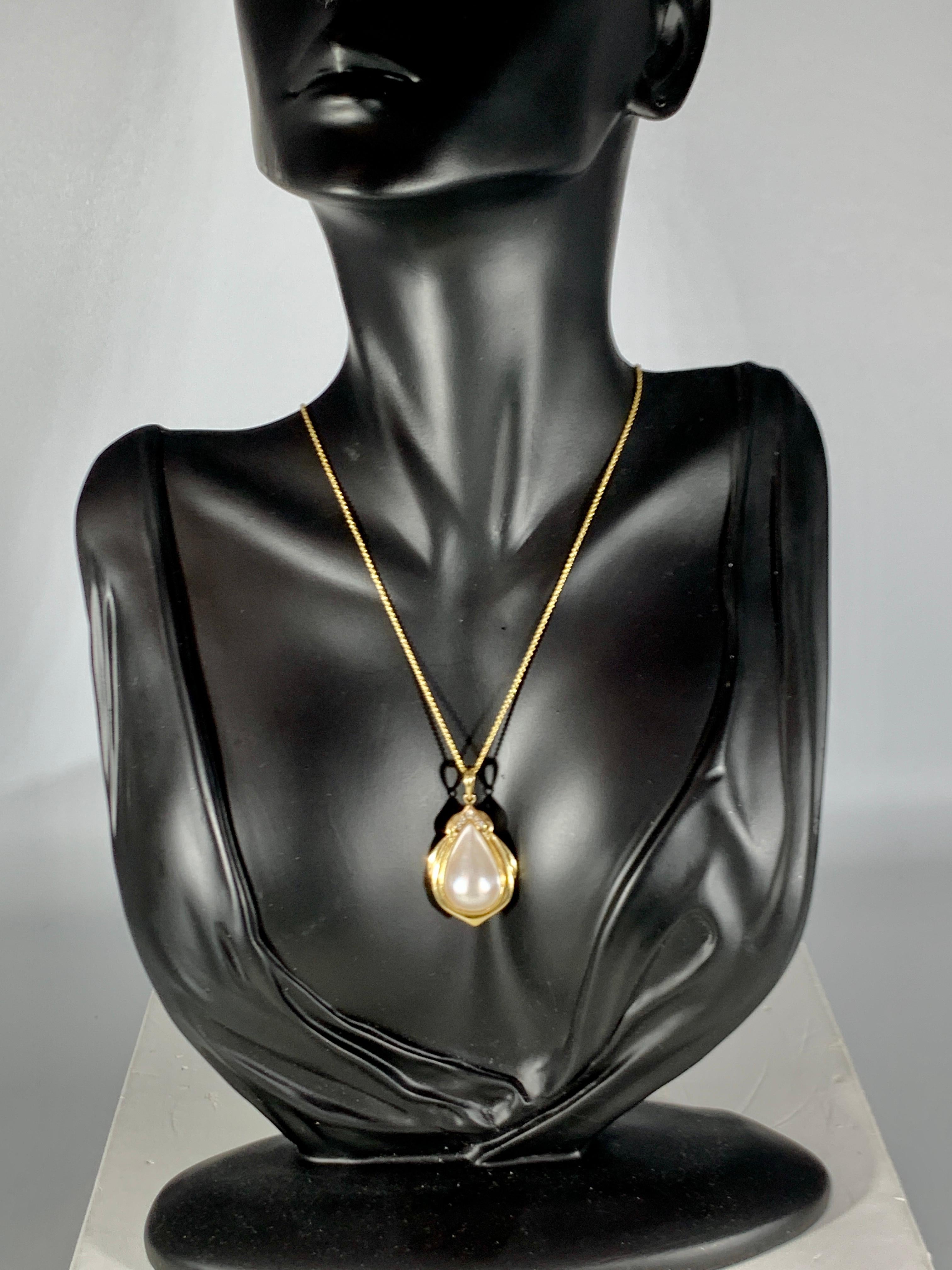 Pear Mabe Pearl and Diamond Pendant / Necklace 14 Karat Yellow Gold with Chain 3