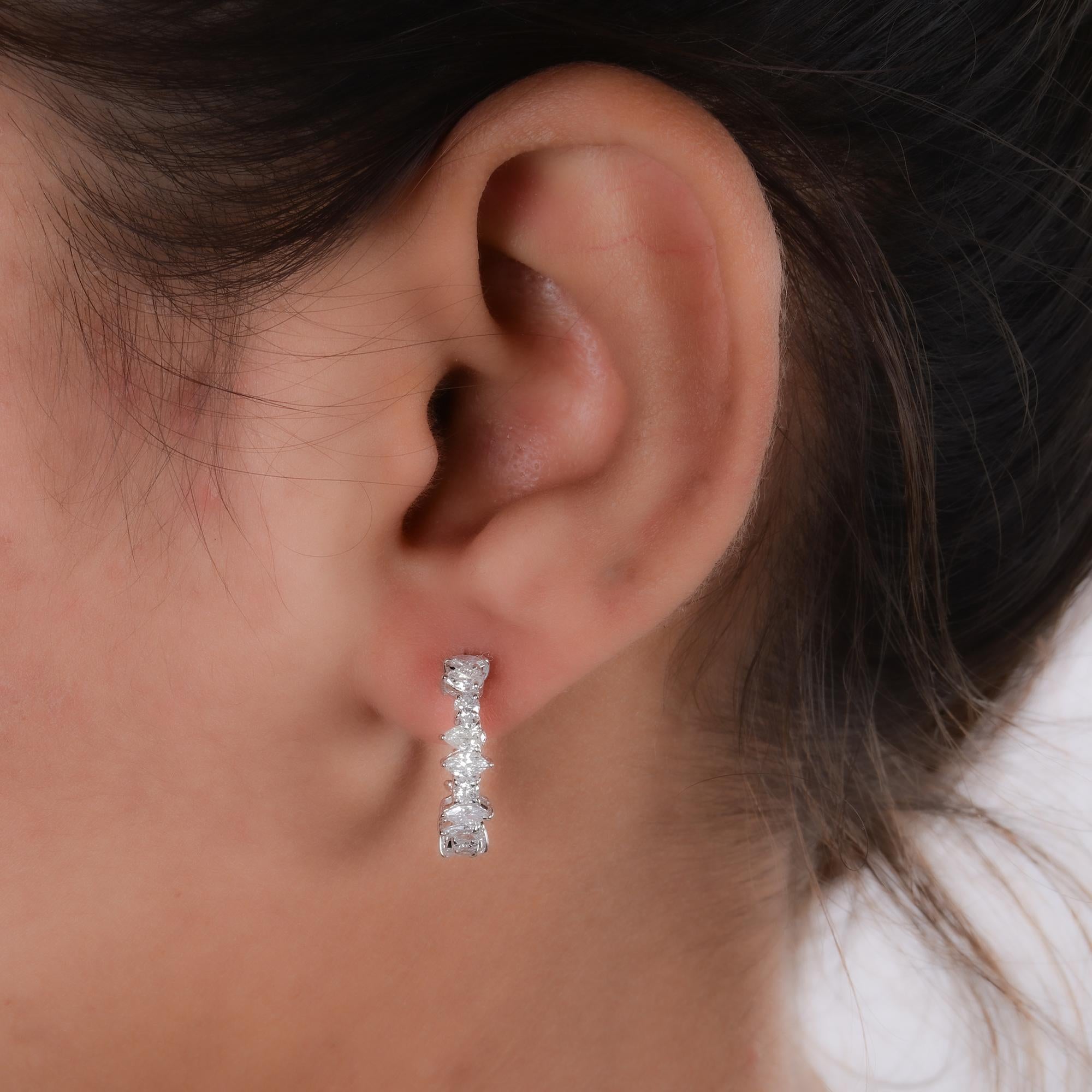Questi squisiti orecchini a cerchio sono la testimonianza di un'artigianalità raffinata e di un'eleganza senza tempo. Presentano una splendida combinazione di diamanti a pera, marquise e rotondi, creando un design accattivante e