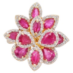 Anello da cocktail con diamante e fiore di rubino a pera e marquise in oro giallo 18 carati