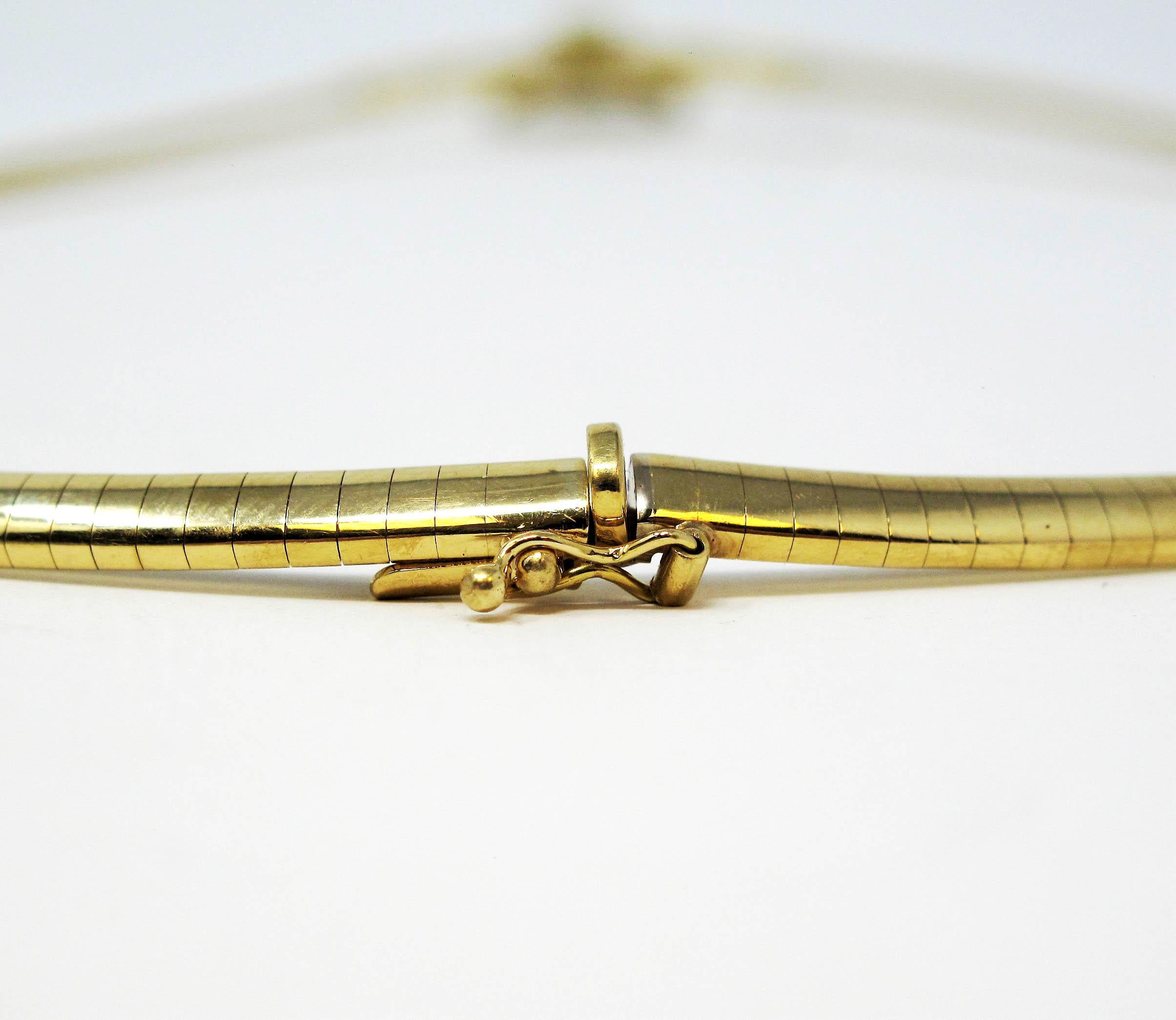 Collana Omega con smeraldo taglio pera e diamanti a raggiera in oro giallo 18 carati in vendita 4